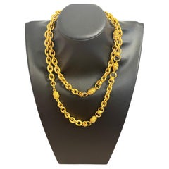 Collana vintage Chanel con logo CC in oro e stazione a catena
