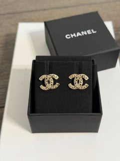 Pendientes de botón con el logotipo CC dorado y cristales de CHANEL
