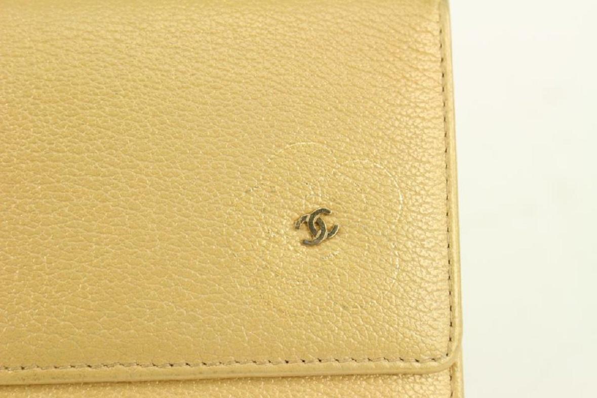 Chanel - Portefeuille à rabat long à trois rabats avec logo CC doré 930C12  en vente 6