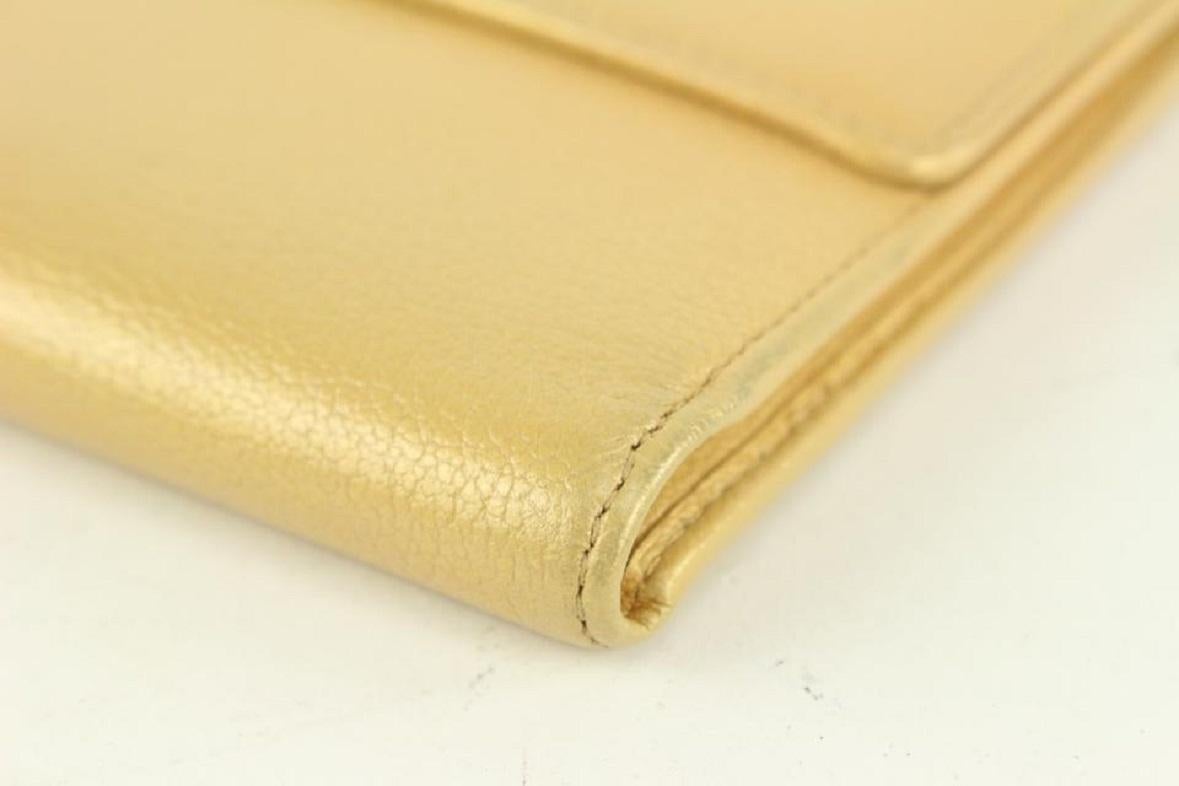 Chanel - Portefeuille à rabat long à trois rabats avec logo CC doré 930C12  en vente 4