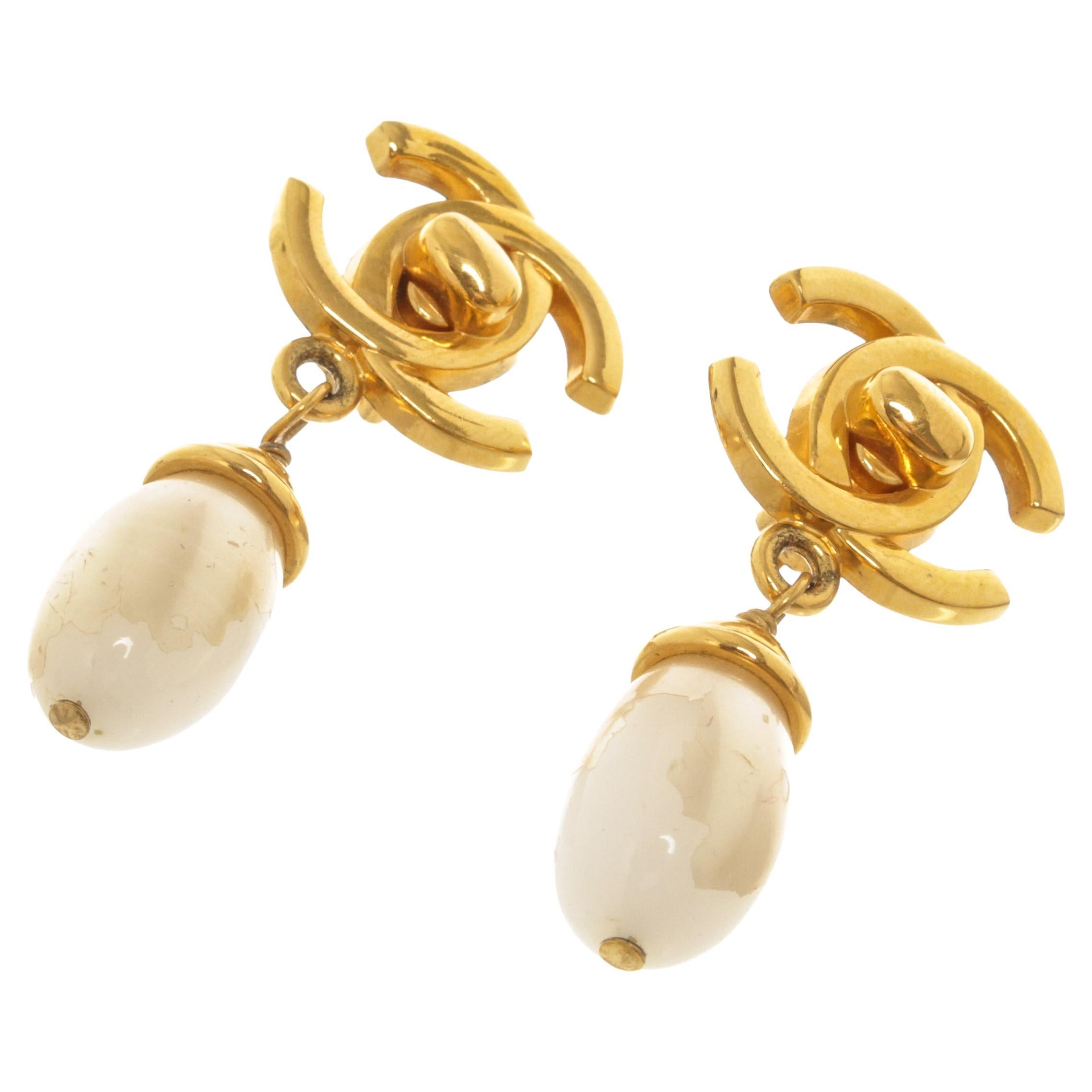 Boucles d'oreilles en or avec logo CC de Chanel