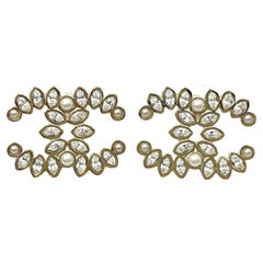Chanel - Boucles d'oreilles à large piercing en or CC et cristal marquise