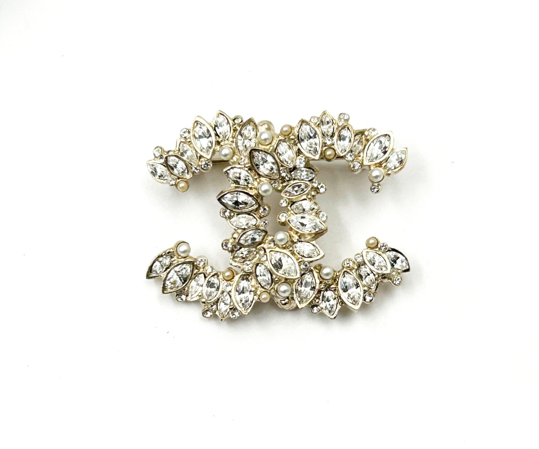Chanel Rare Gunmetal CC Marquise Crystal Brooch

*Marked 17
*Made in France
*Comes with the original box

-It's approximately 1.75