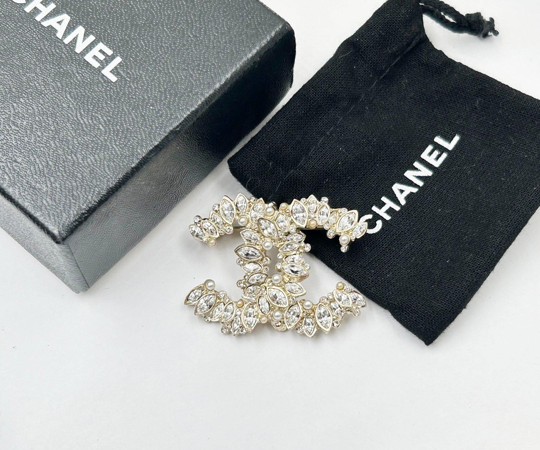 Artisan Chanel Gold CC Marquise Crystal Pearl Brooch For Sale