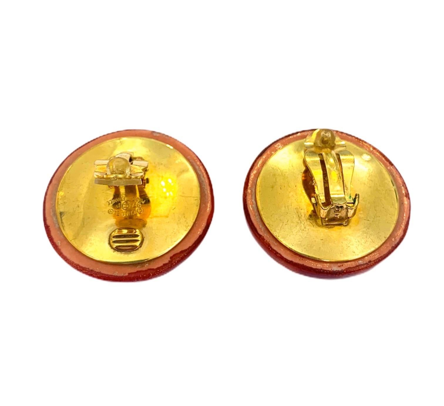 Chanel button earrings
Year 1997
Closing with clips
Made of golden metal 
Ceramic
Red enamel
With Chanel Paris logo written 
3cm diameter
Full box
Great conditions 