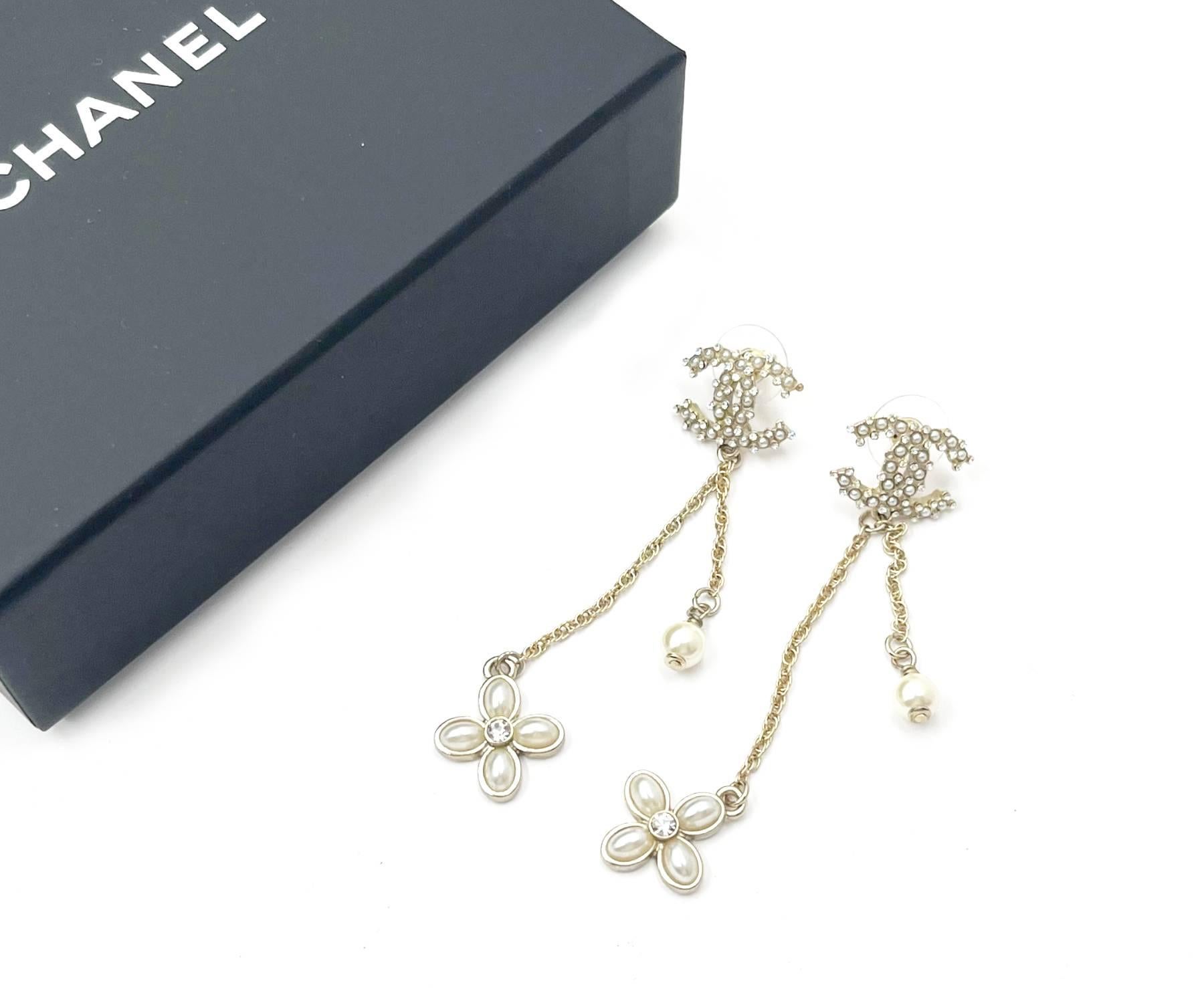 Chanel Gold CC Mini Pearl Crystal Clover Pearl Dangle Piercing Earrings

* Marked 20
* Made in France
* Comes with the original box and pouch

-It is approximately 3.1