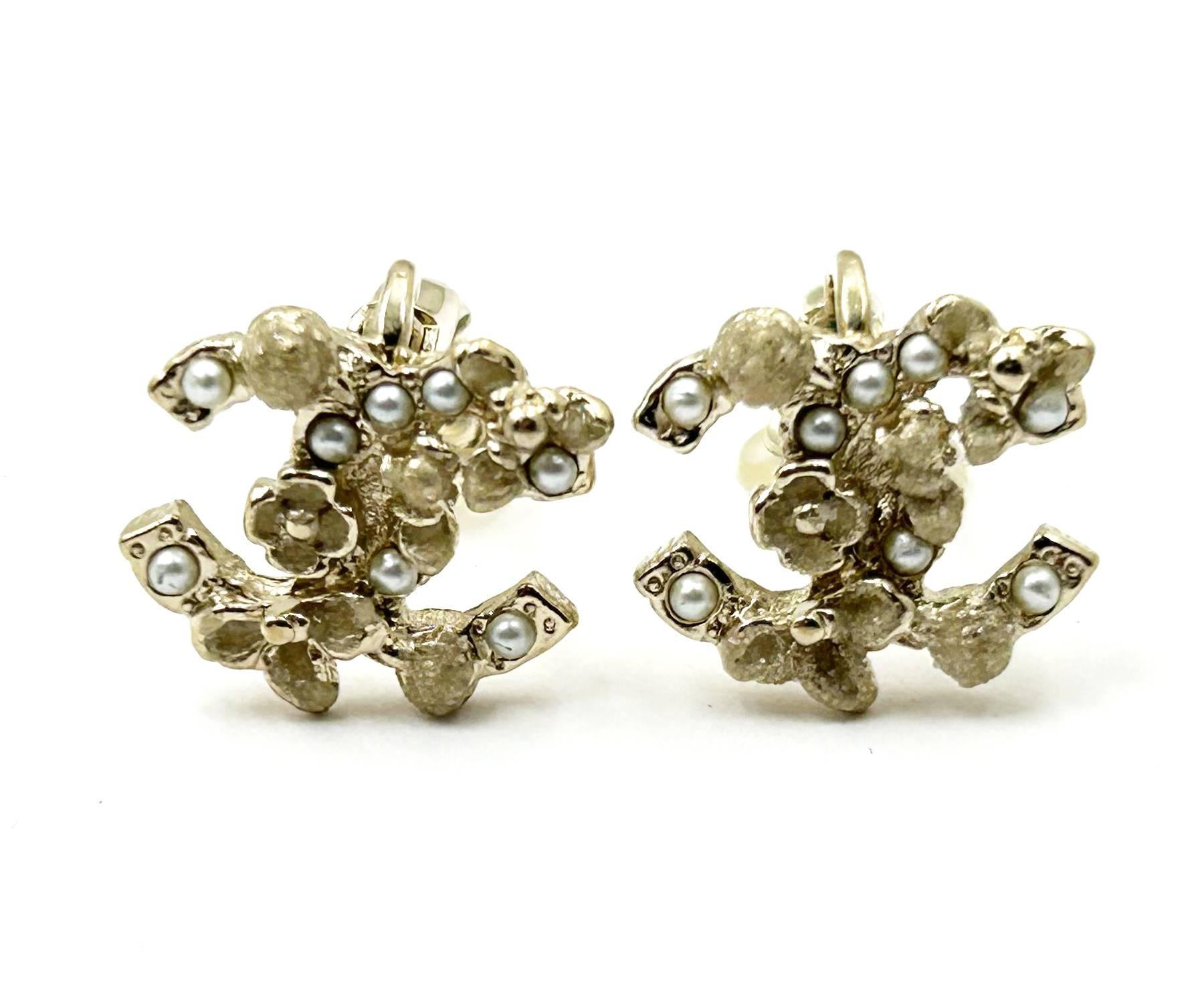 Boucles d'oreilles à pince Chanel or CC mini perles mini fleurs

*Marked 12
*Fabriqué en France


-Il mesure approximativement 0,5 x 0,5 cm.
-En excellent état.

AB3152-00743