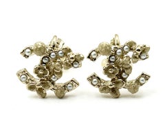 Chanel Gold CC Mini Perle Mini Blumen Clip auf Ohrringe