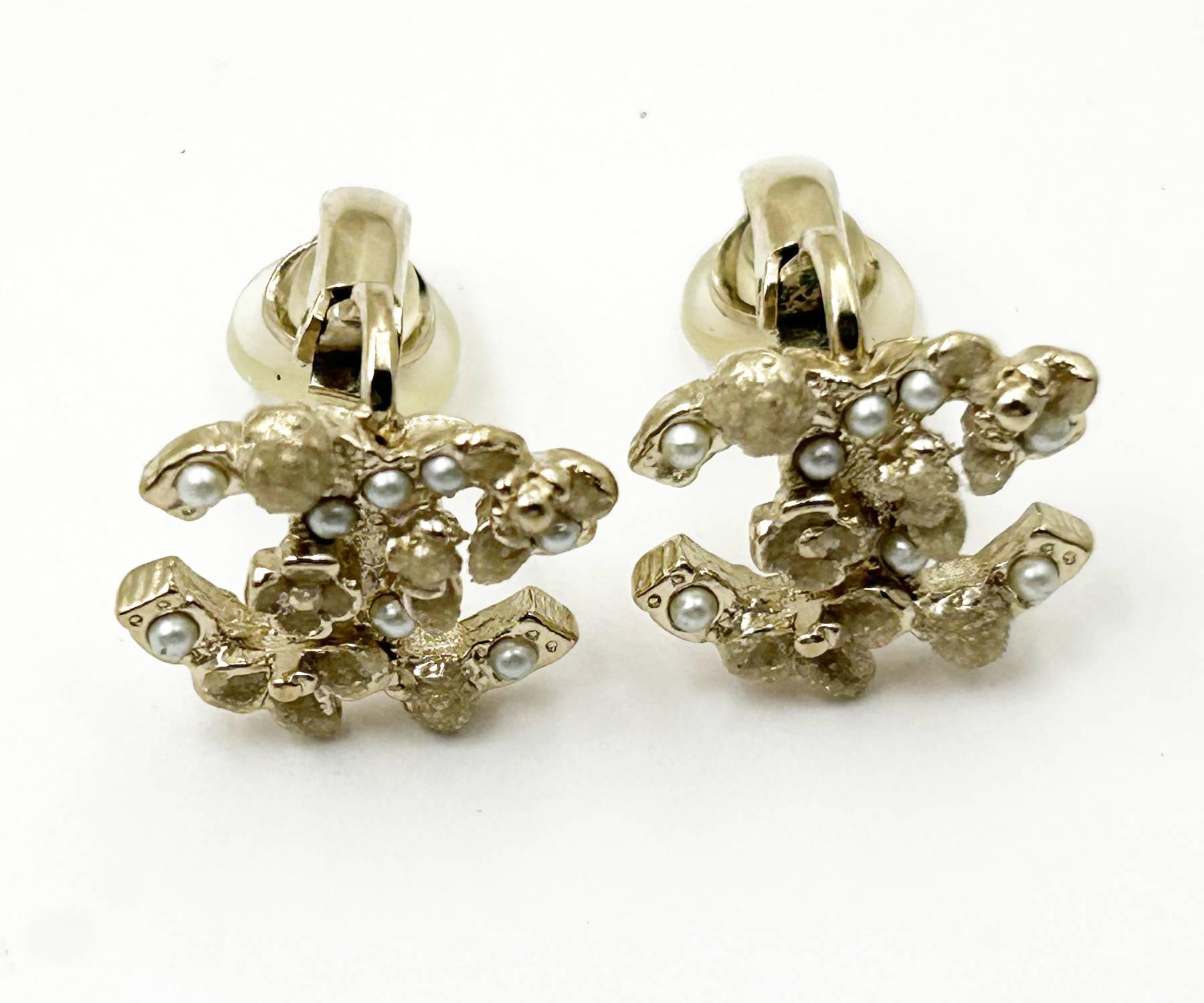 Boucles d'oreilles à pince Chanel or CC mini perles mini fleurs Excellent état - En vente à Pasadena, CA