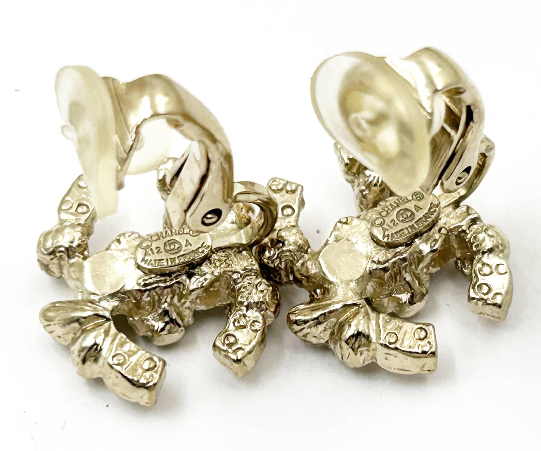 Boucles d'oreilles à pince Chanel or CC mini perles mini fleurs Pour femmes en vente