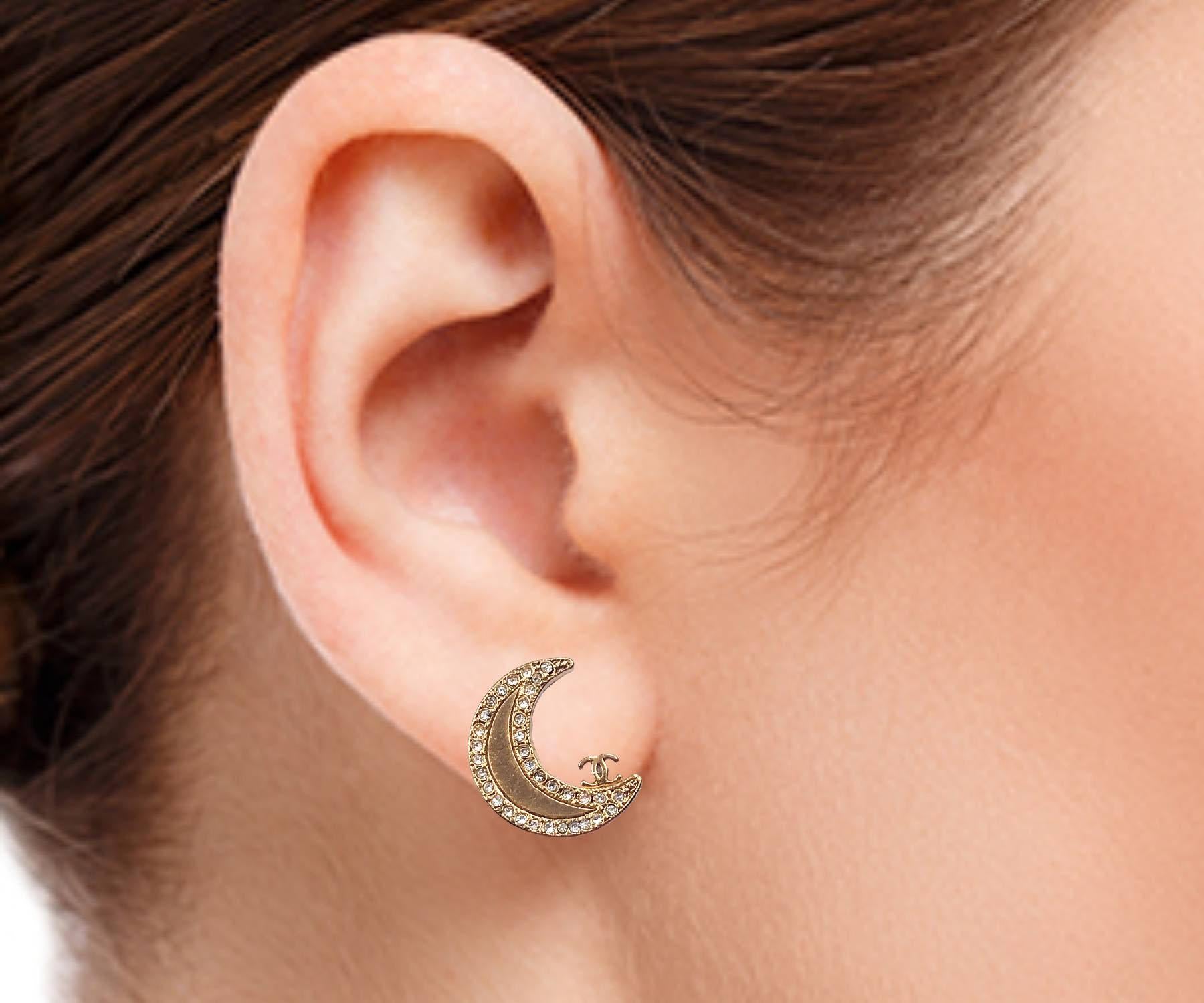Chanel Gold CC Moon Crystal Clip on Earrings In Excellent Condition For Sale In Pasadena, CA