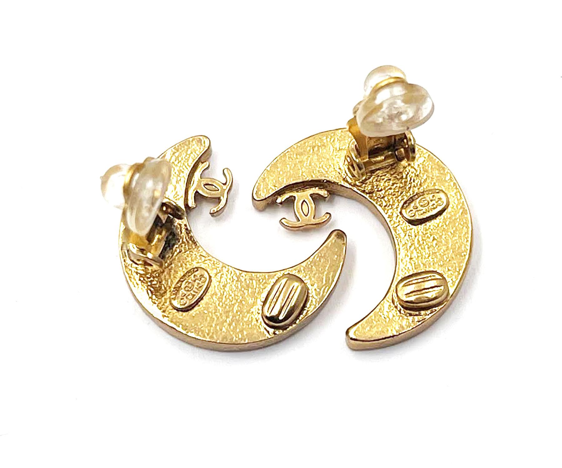 Women's Chanel Rare Gold CC Moon Crystal Clip on Earrings For Sale