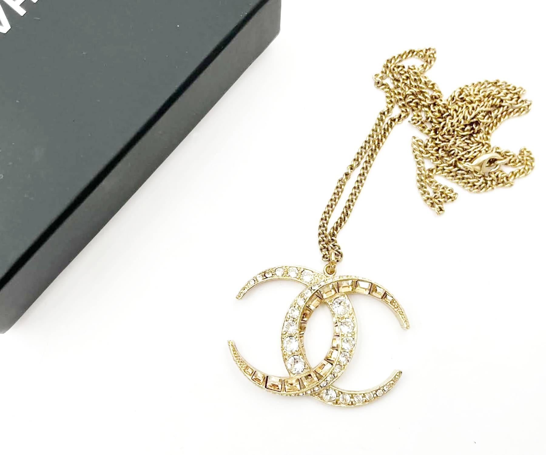 Chanel Gold CC Moonlight Paris Dubai Large Pendant Necklace

* Marked 15
* Made in Italy
* Comes with the original box and pouch

-The pendant is approximately 2″ x 1.5″.
-The chain is from 17″ to extended 24″.
-Very shiny and clean
-One of the most