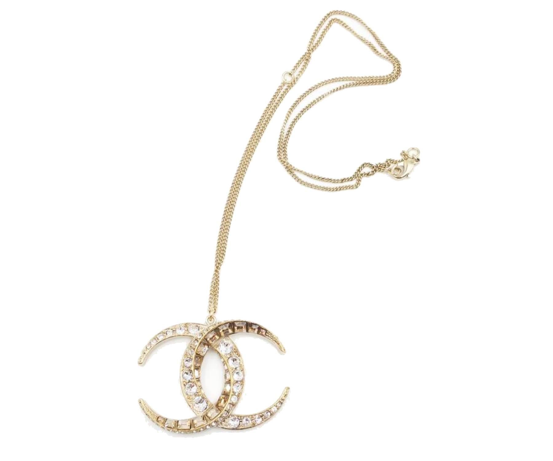 Chanel Gold CC Moonlight Paris Dubai Large Pendant Necklace

* Marked 15
* Made in Italy
* Comes with the original box and pouch

-The pendant is approximately 2″ x 1.5″.
-The chain is from 17″ to extended 24″.
-Very shiny and clean
-One of the most