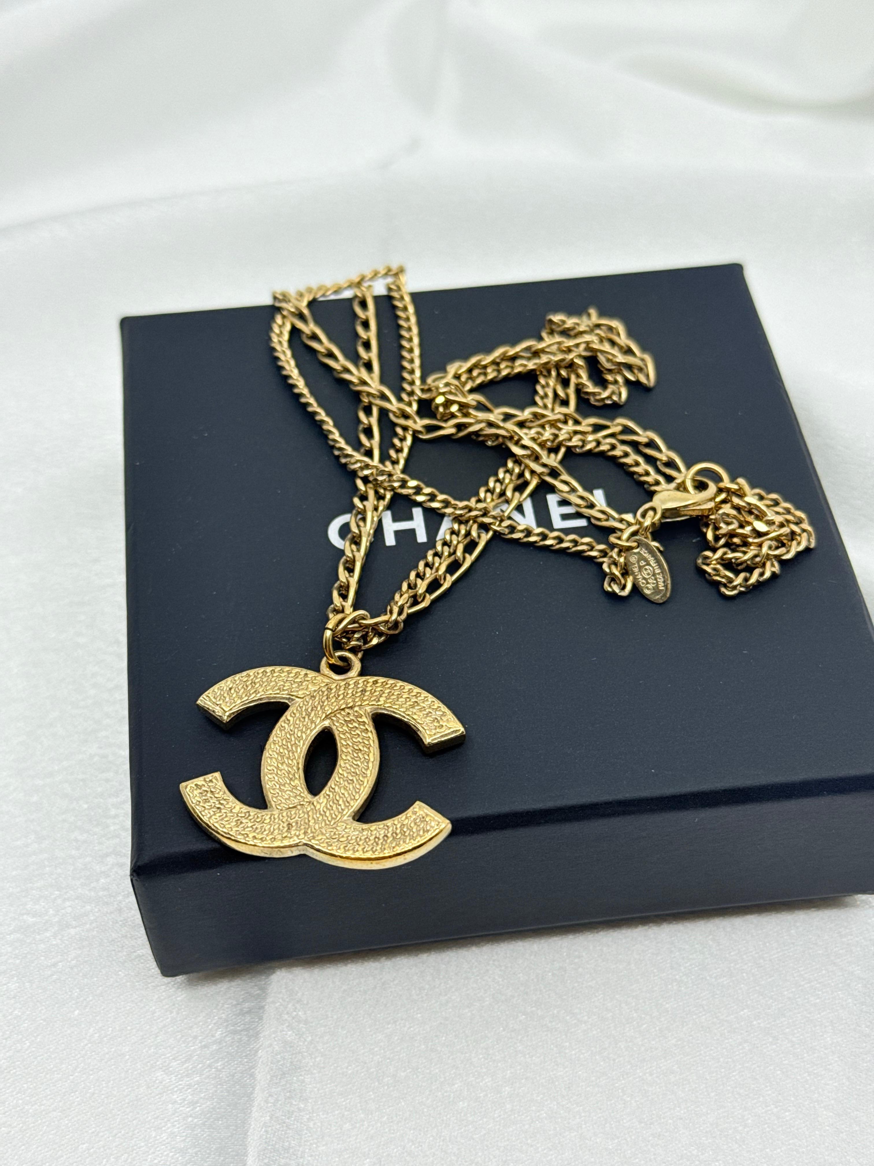 DETTAGLI:
Marchio di garanzia: CHANEL
Prodotto in Francia
Collezione 2008
La collana è in buone condizioni e presenta un'usura minima.
Misure approssimative: lunghezza della catena 16