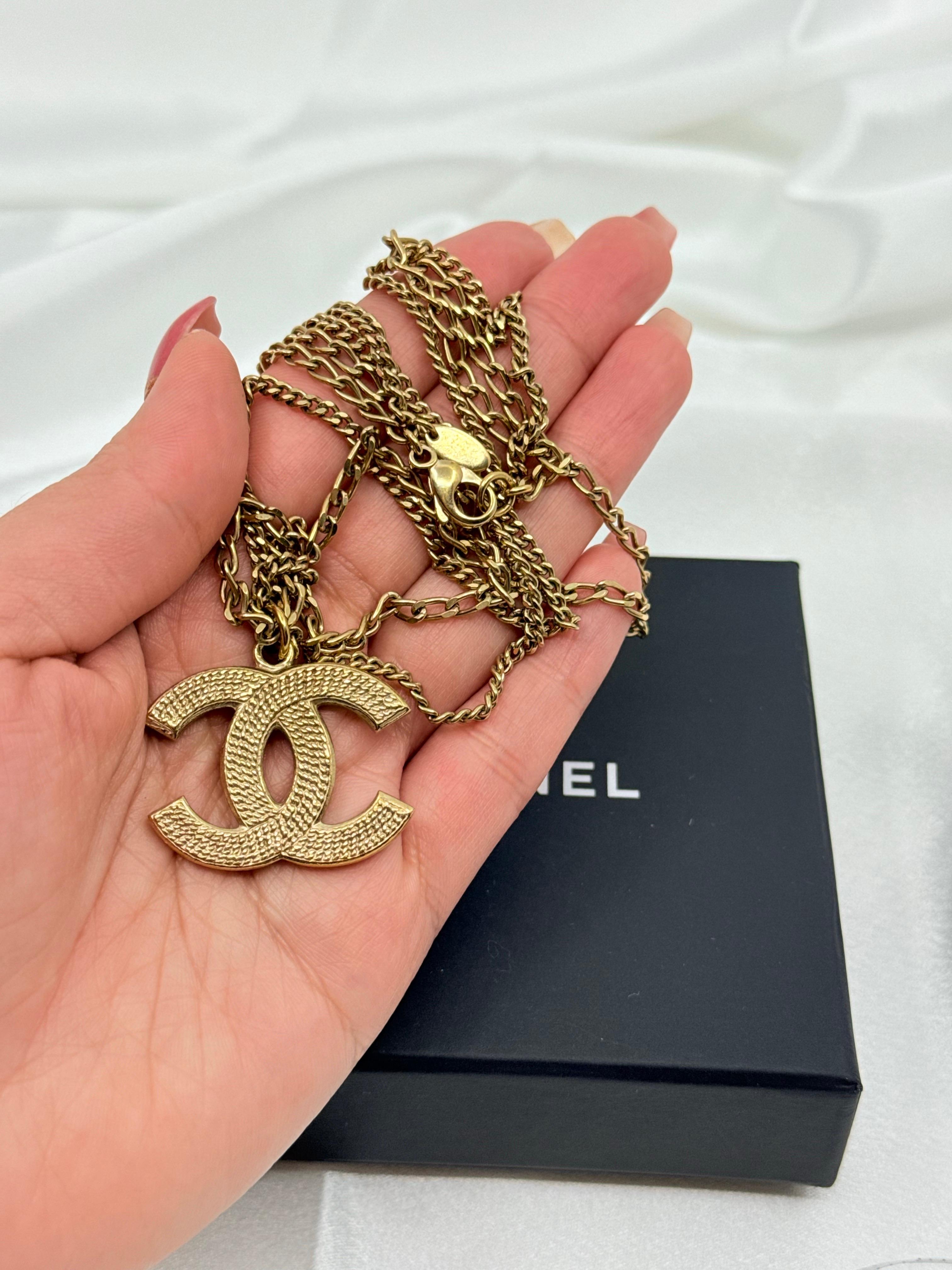 Collana con ciondolo a più fili Chanel Gold CC In condizioni buone in vendita a Bellevue, WA