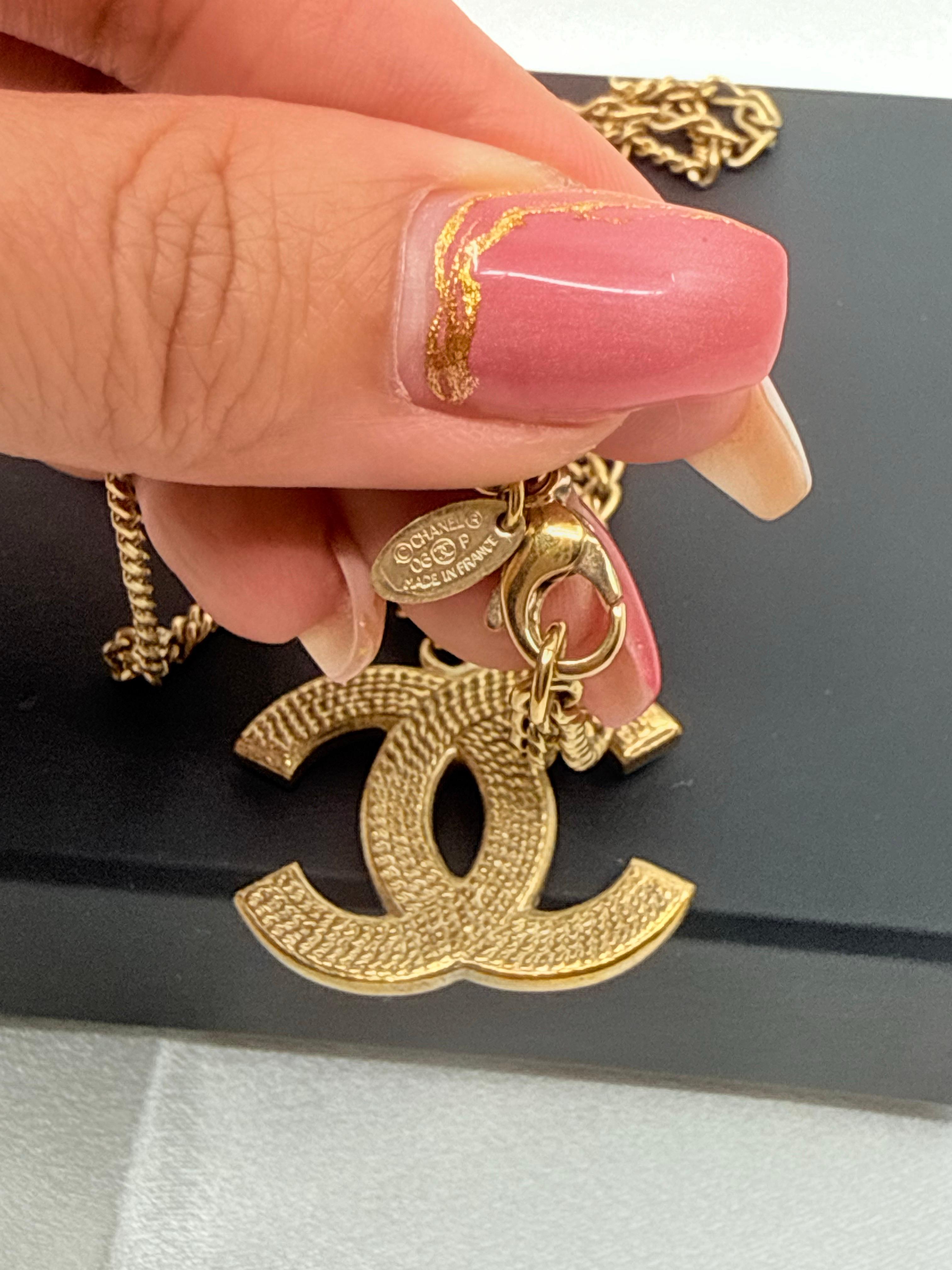 da uomo o donna Collana con ciondolo a più fili Chanel Gold CC in vendita