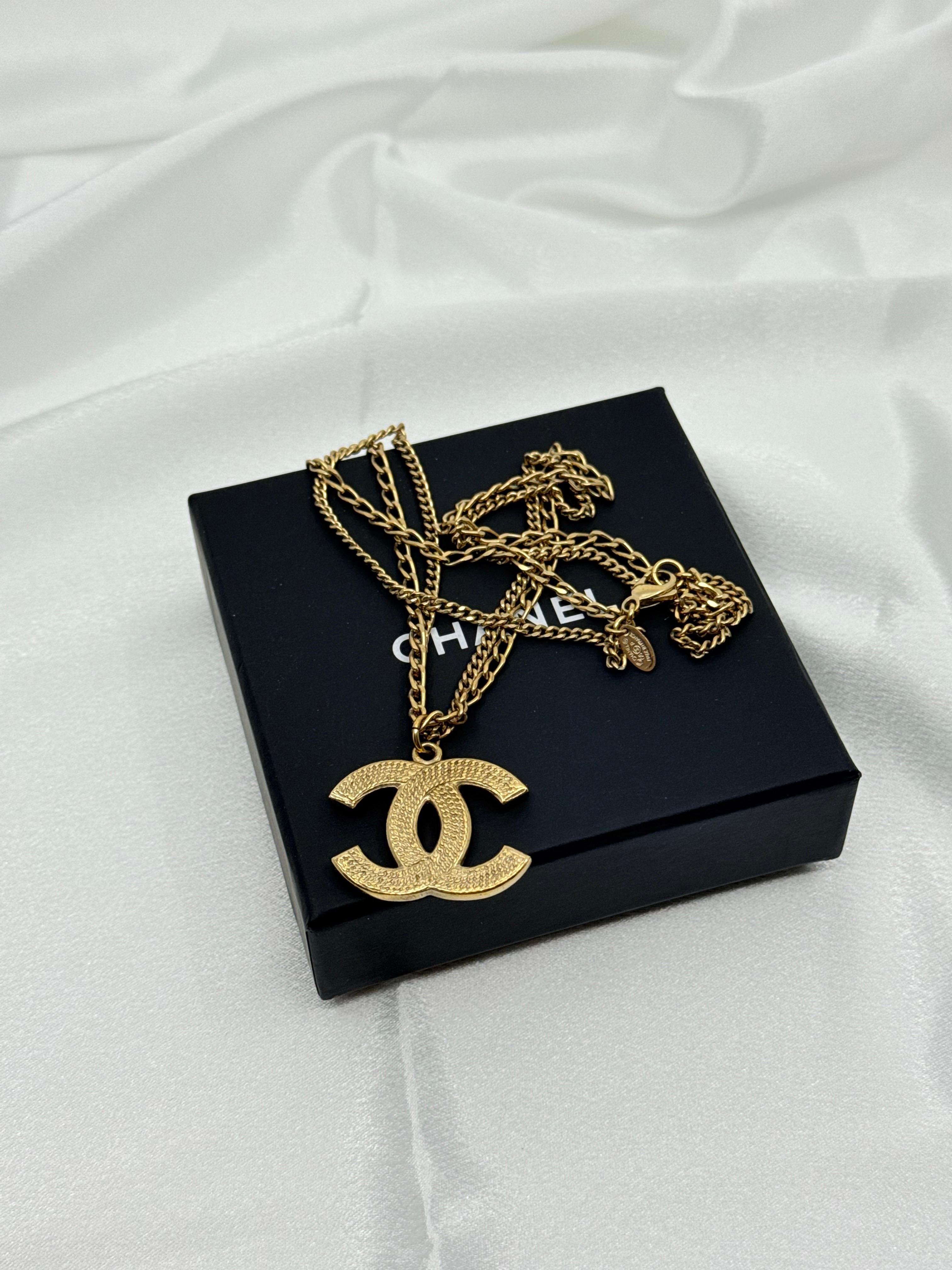 Collana con ciondolo a più fili Chanel Gold CC in vendita 1