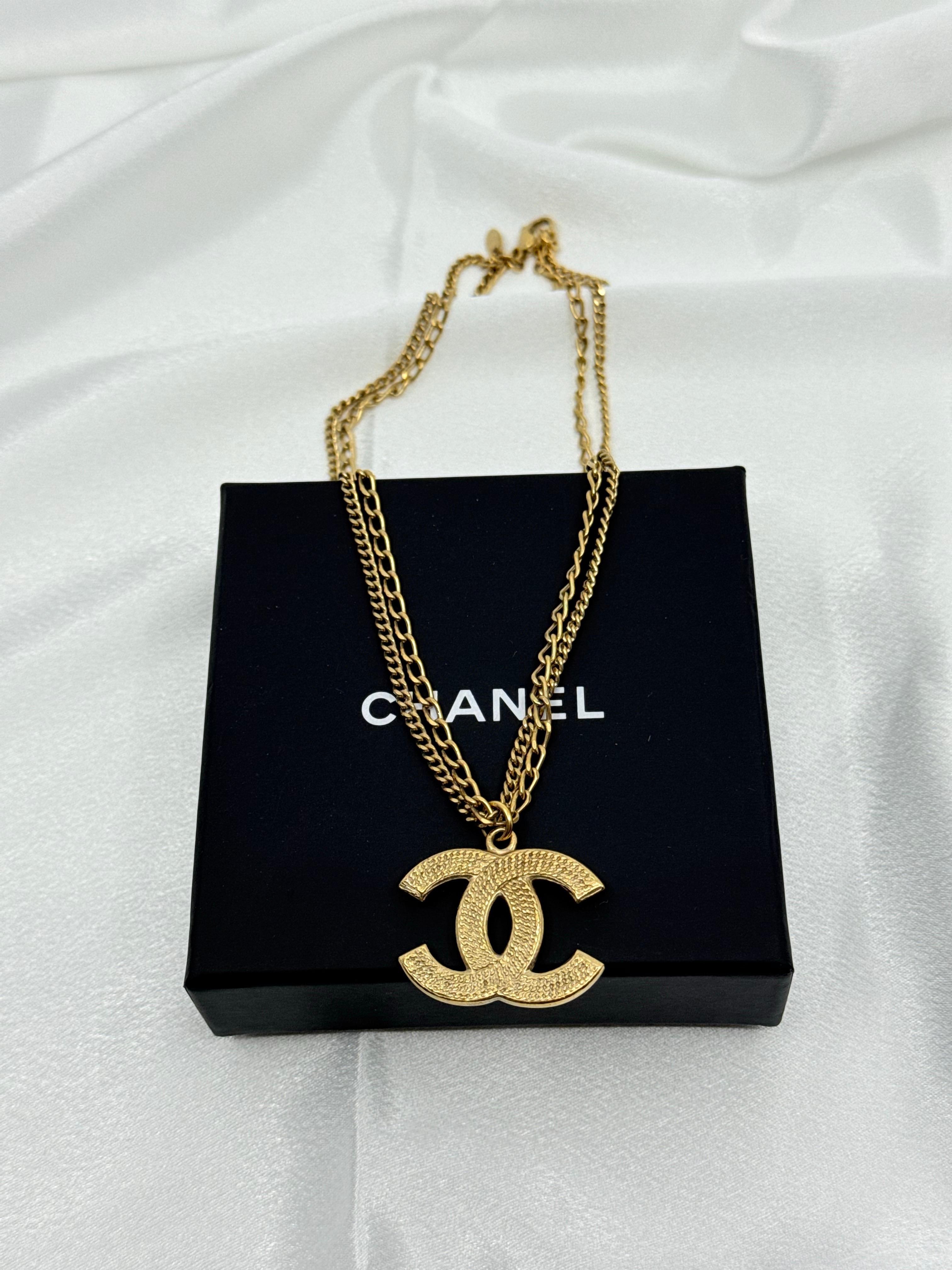 Collana con ciondolo a più fili Chanel Gold CC in vendita 2