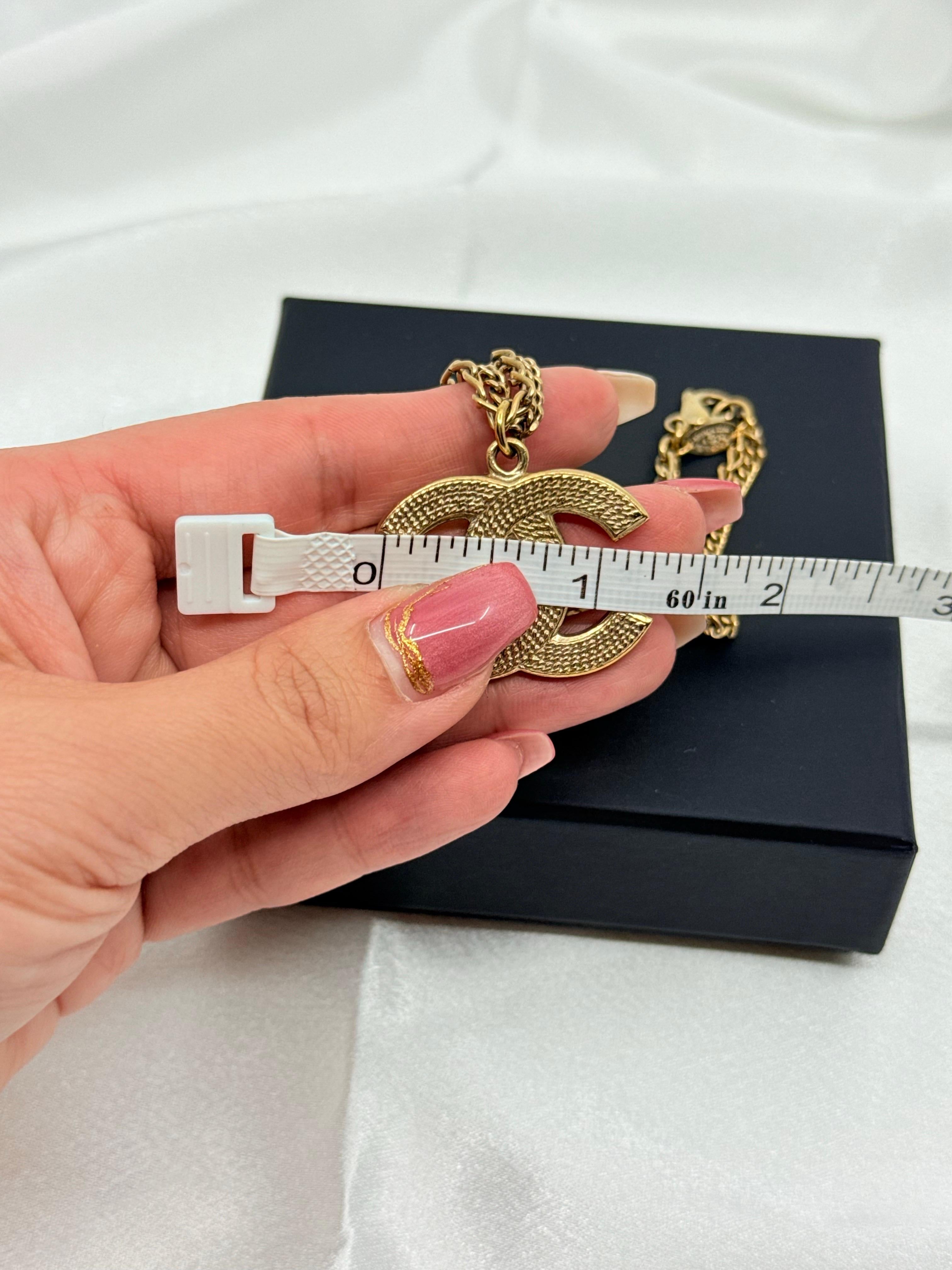 Collana con ciondolo a più fili Chanel Gold CC in vendita 3