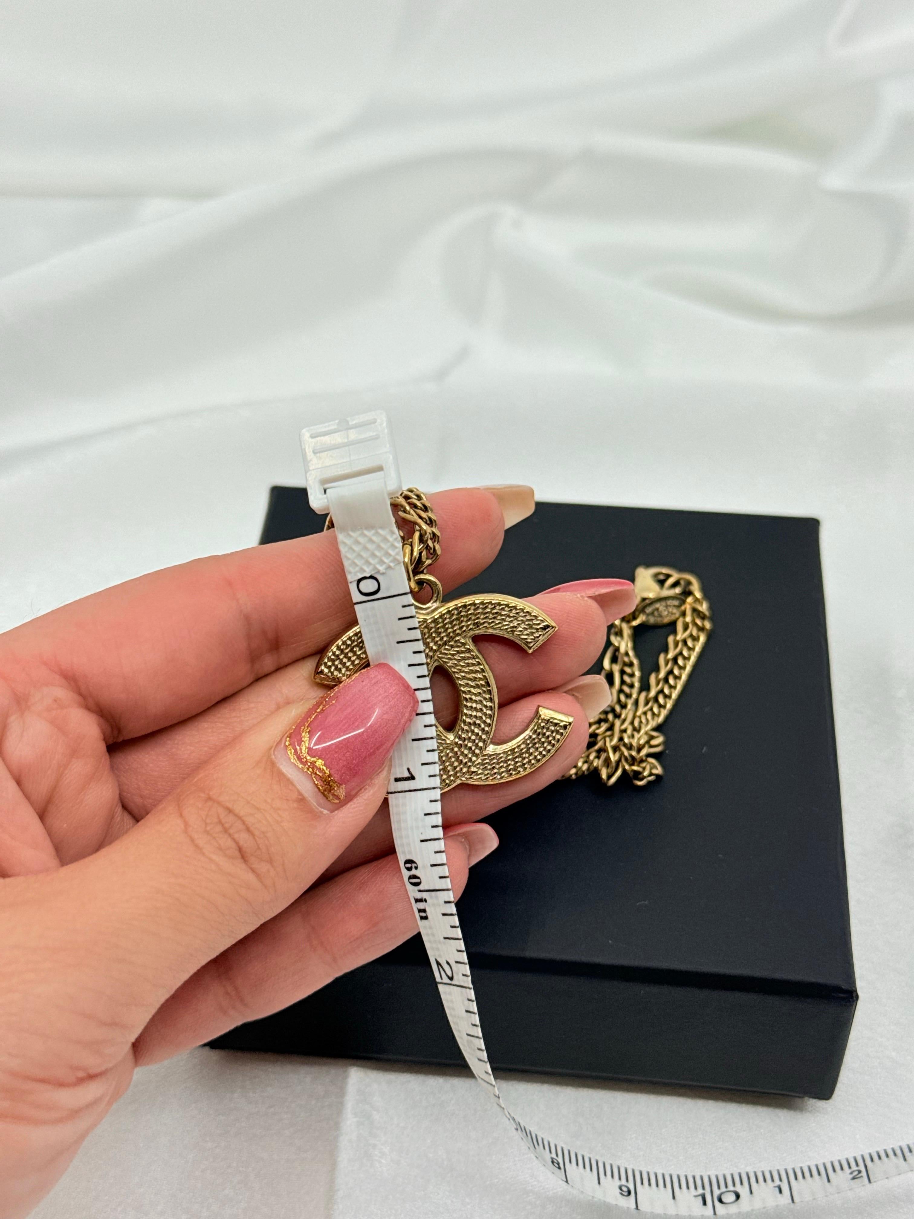 Collana con ciondolo a più fili Chanel Gold CC in vendita 4