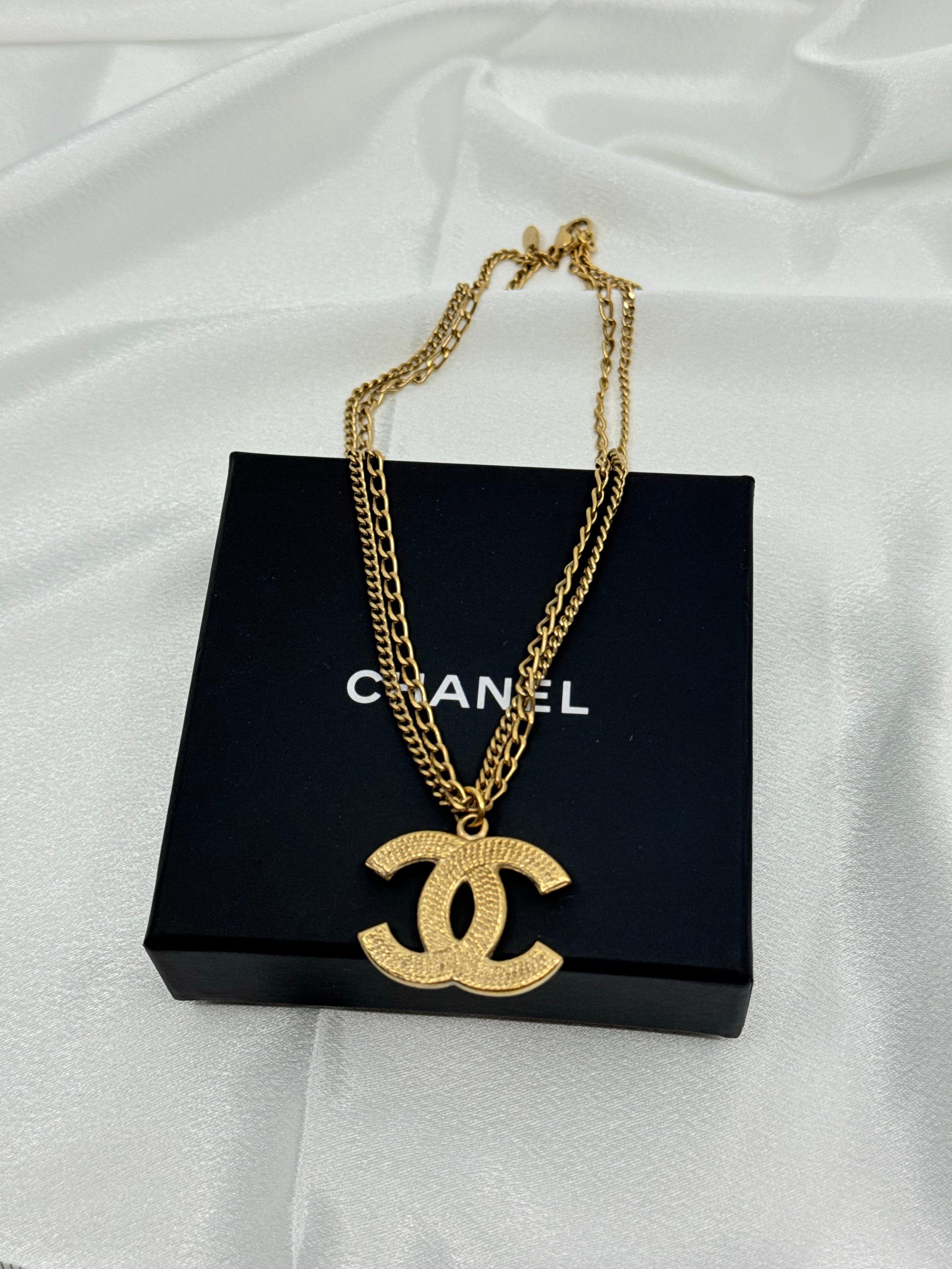 Collana con ciondolo a più fili Chanel Gold CC in vendita 5