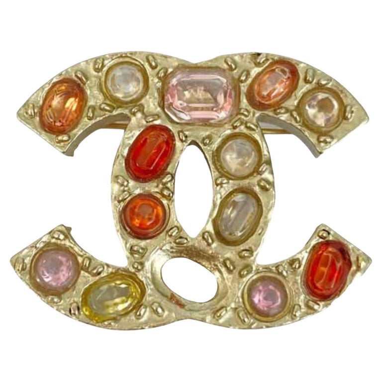 Chanel Broche en perles de résine multicolore CC et or En vente sur 1stDibs