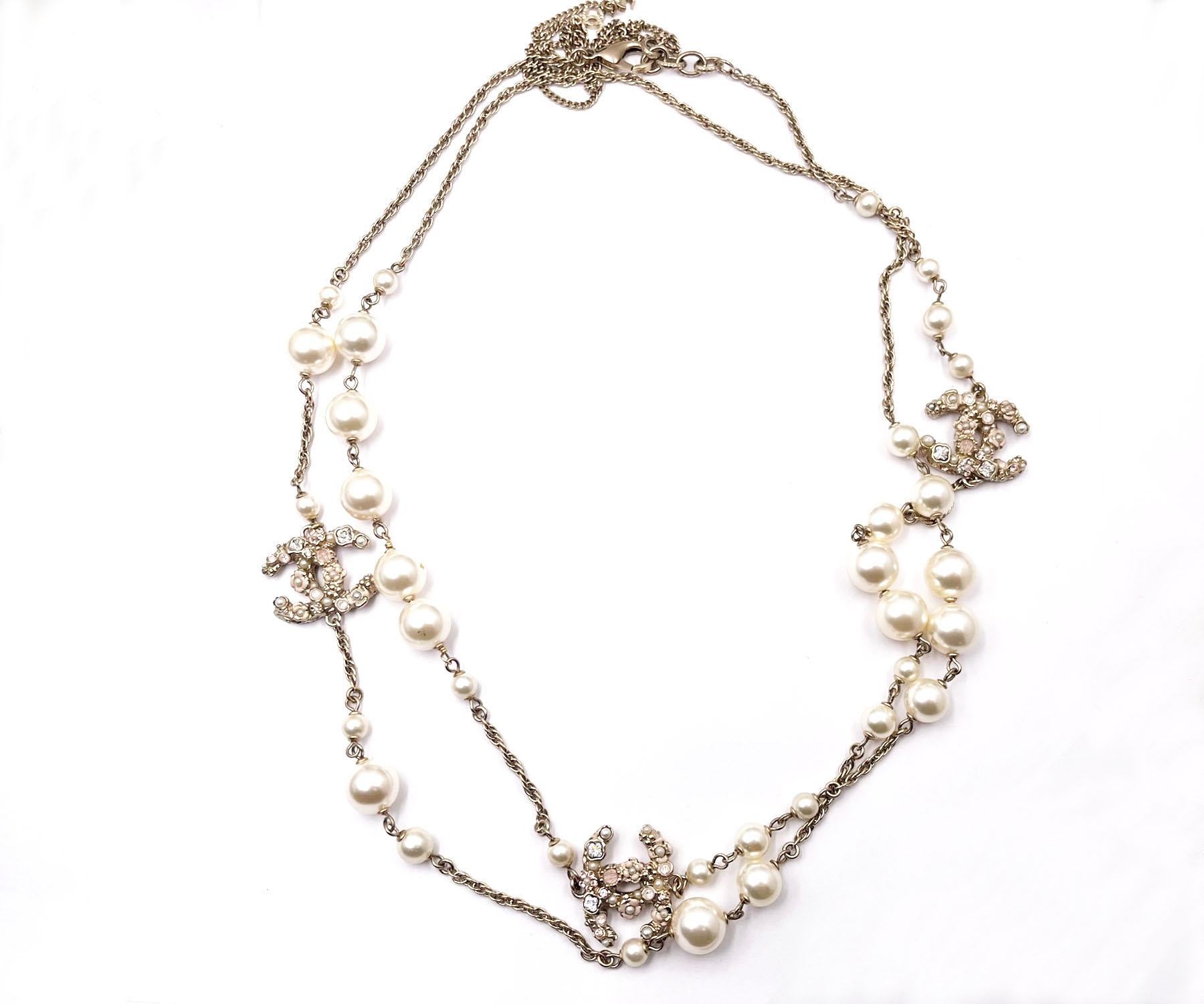Chanel gold CC Pastel Flower Crystal Pearl Long Necklace

*Marked 11
*Made in Italy

-It is approximately  43