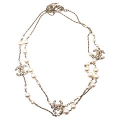 Chanel Collier long en or avec perles de cristal et fleurs pastel CC rares