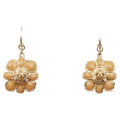 Chanel Gold CC Pfirsich Blume Dangle Hoop Piercing Ohrringe