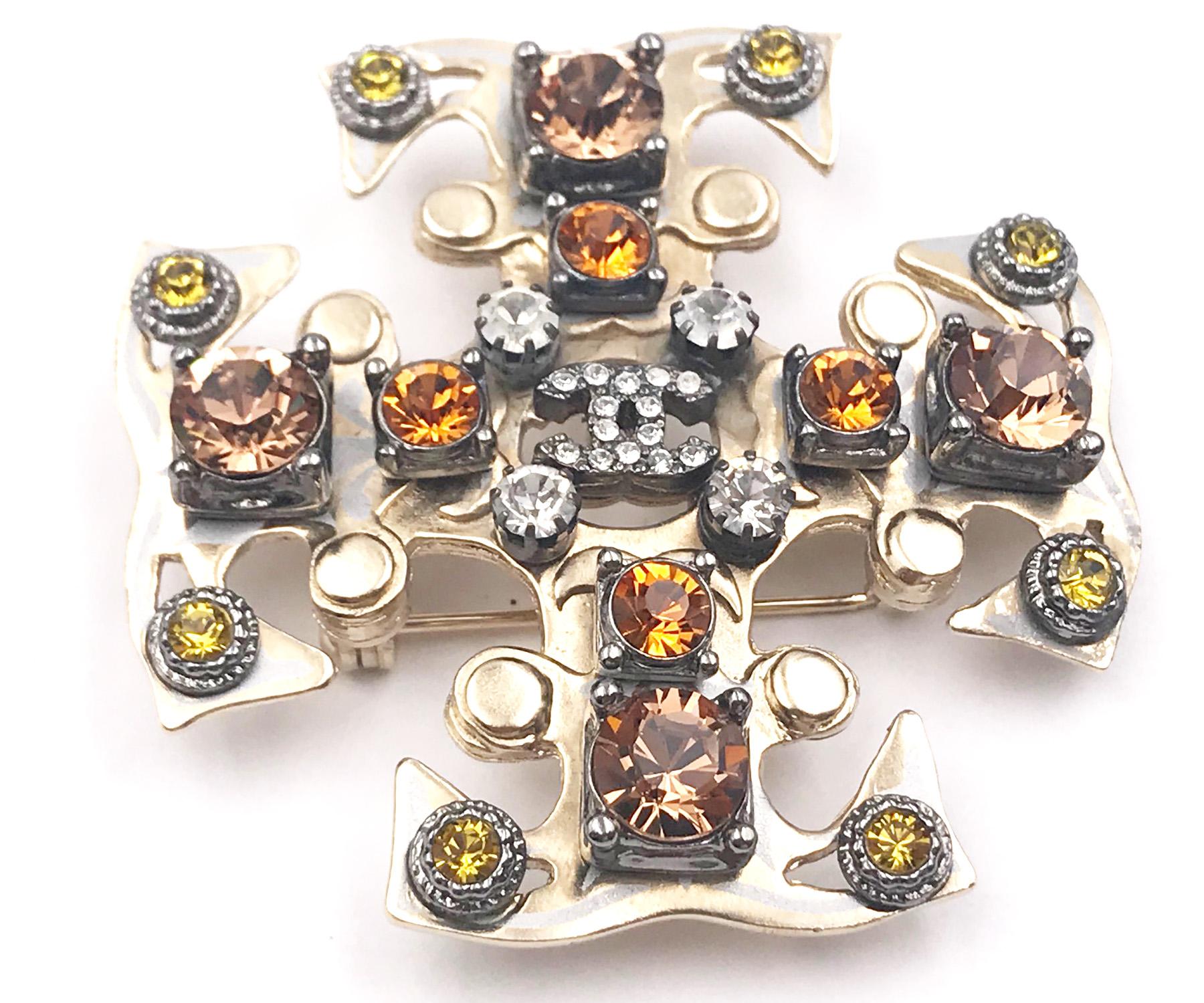 Chanel Gold CC Pfirsich Orange Senf Silber Kristall Gothic Kreuz Brosche Anhänger (Neugotik) im Angebot