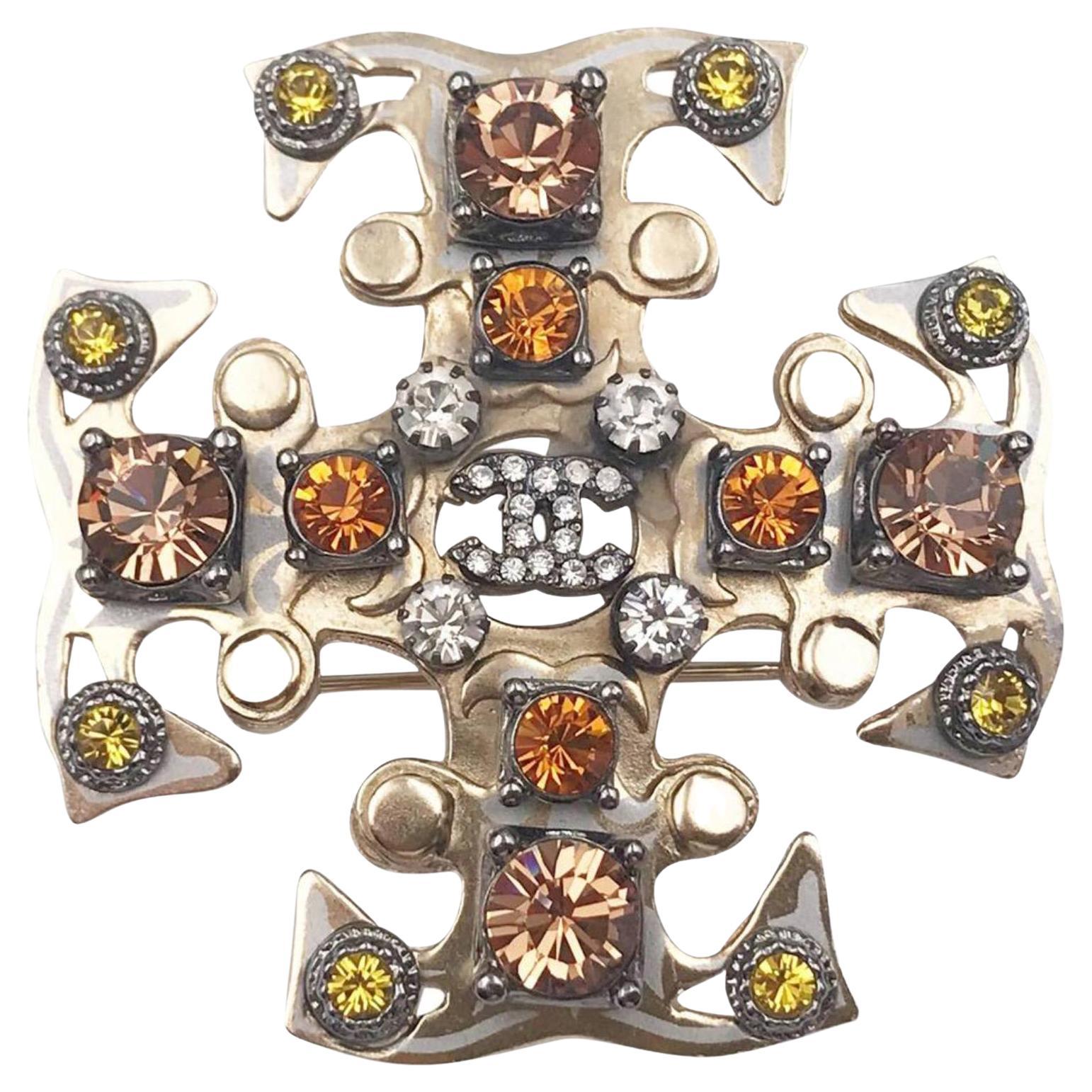 Chanel Gold CC Pfirsich Orange Senf Silber Kristall Gothic Kreuz Brosche Anhänger im Angebot
