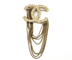 Broche Chanel CC dorée, perles et cristaux, à chaînes multiples, taille moyenne