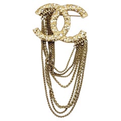 Broche Chanel CC dorée, perles et cristaux, à chaînes multiples, taille moyenne
