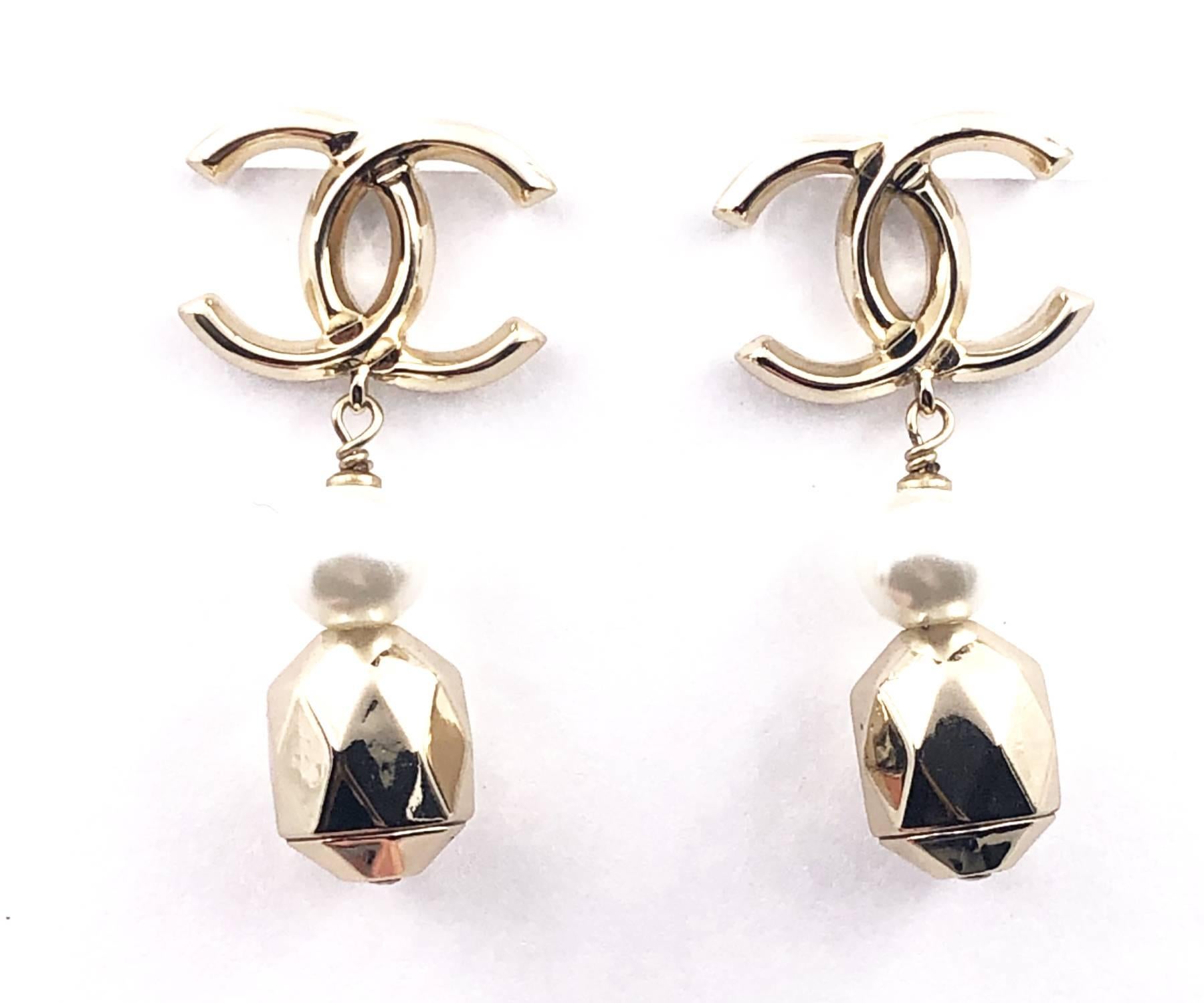 Chanel Gold CC Pearl Geo Dangle Piercing Earrings

* Marked 17
* Made in Italy

-It is approximately 1.75