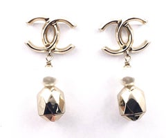 Orecchini con perle Chanel Gold CC Geo Dangle Piercing