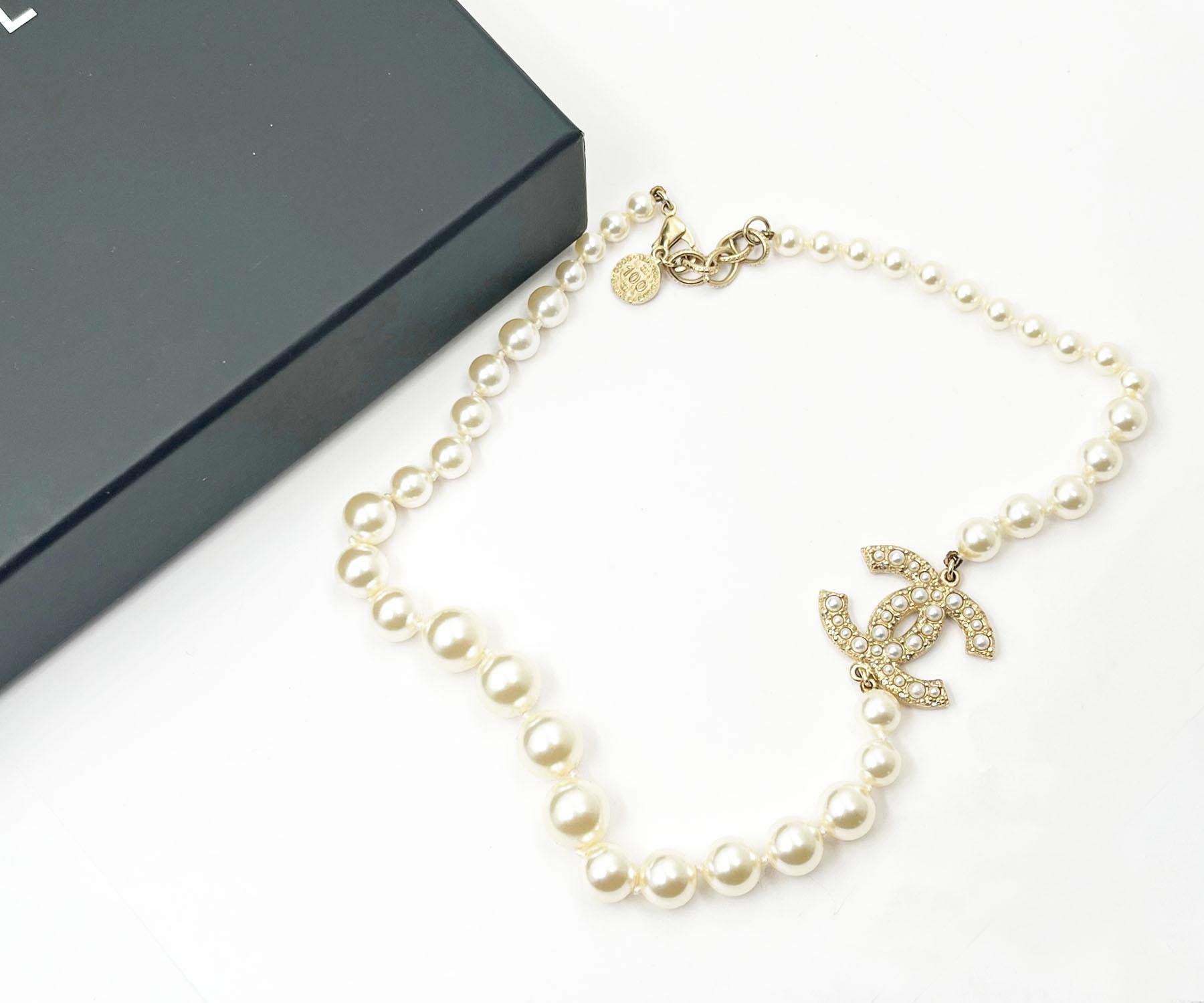 Chanel Gold CC Pearl Short Pearl Necklace 100 Year Anniversary

*Marked 21
*Made in France
*Comes with the original box and pouch

-It is approximately 18