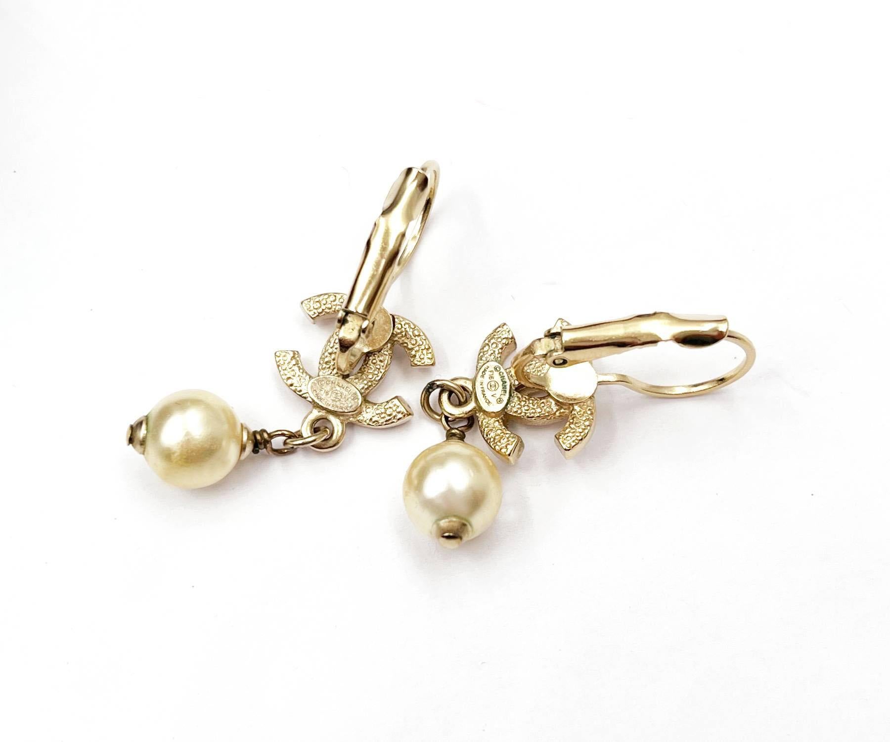 Chanel Gold CC Pink Crystal Pearl Dangle Lever Back Earrings  In Excellent Condition For Sale In Pasadena, CA