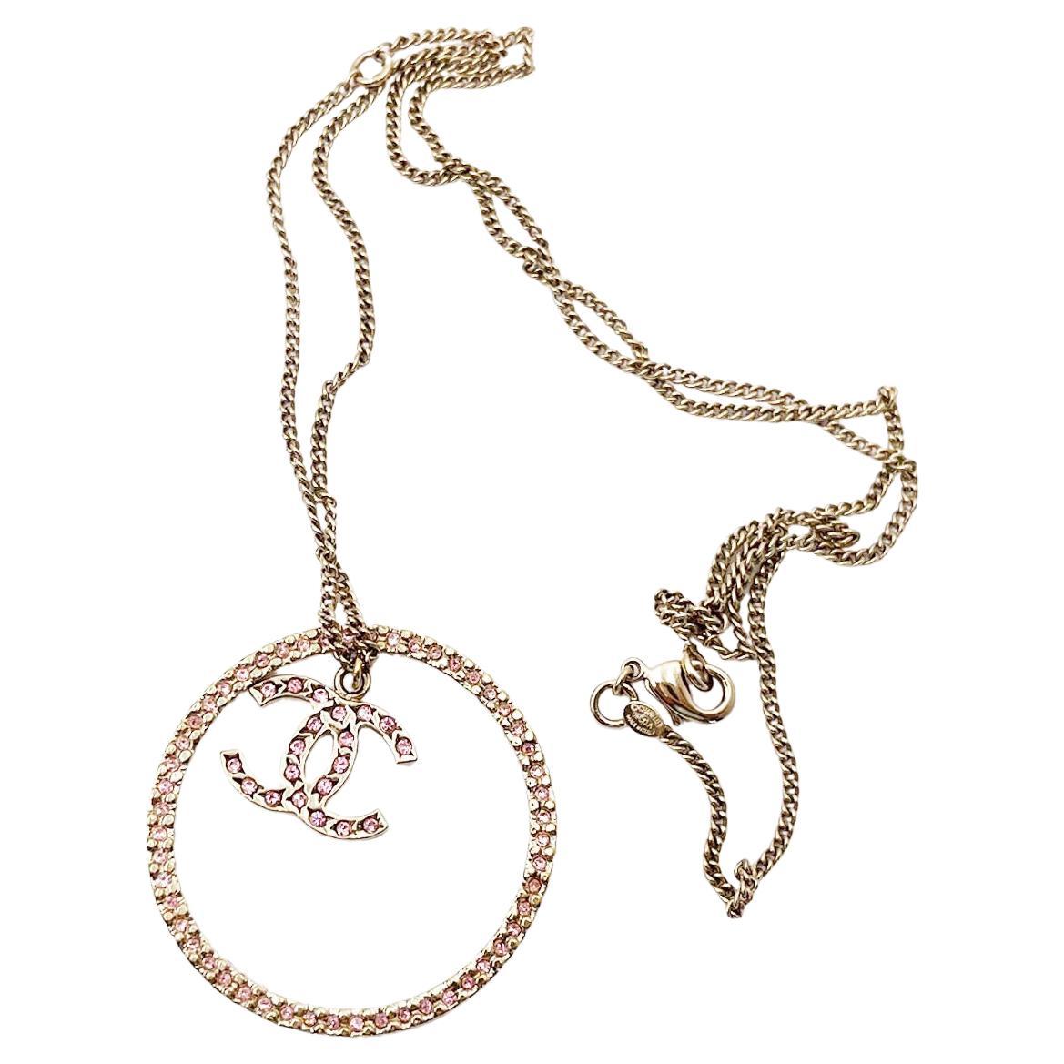 Chanel - Collier avec anneau en or CC rose et pendentif en cristal