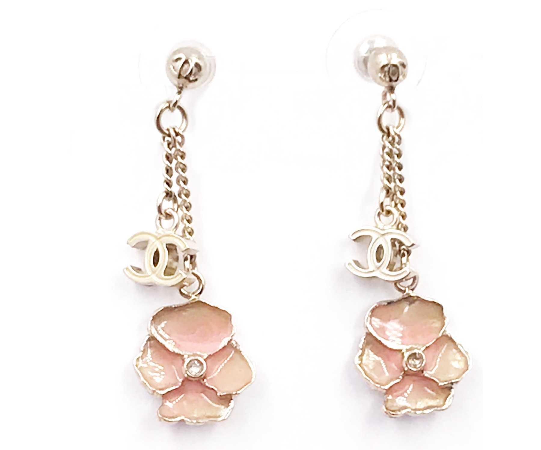 Chanel Gold CC Rosa Blume-Ohrringe mit durchbrochenen Ohrringen

*Markiert 13
*Hergestellt in Italien
*Kommt mit originalem Staubbeutel

-Sie ist ungefähr 1,6