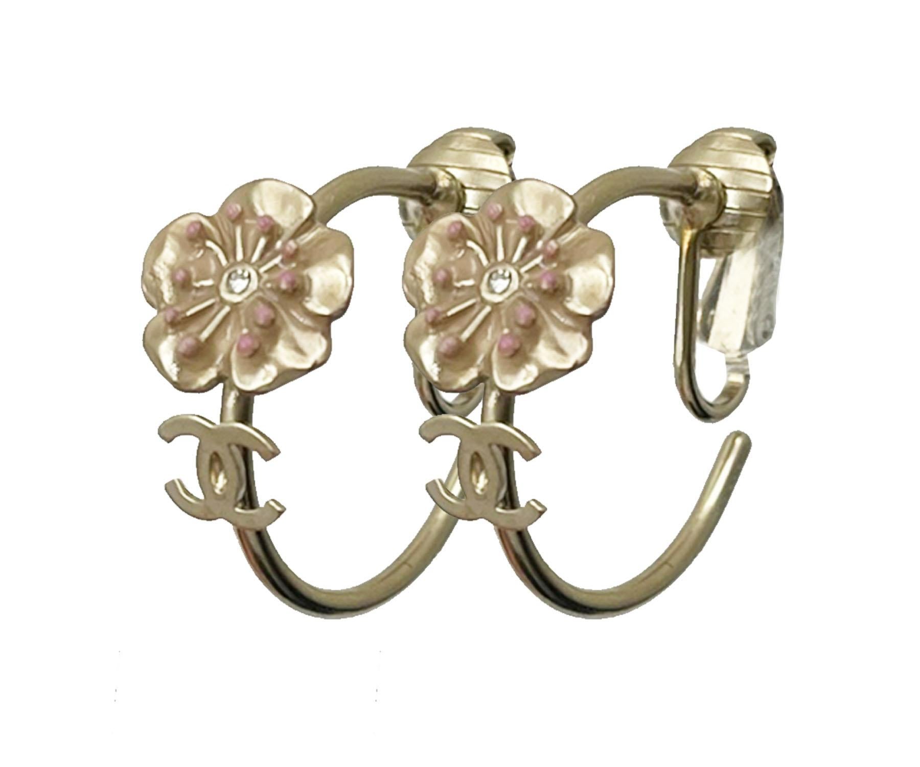 Chanel Gold CC Rosa Blume Reifen Clip auf Ohrringe

*Markiert 13
*Hergestellt in Italien
*Kommt mit dem originalen Staubbeutel

-Er ist ungefähr 0,75