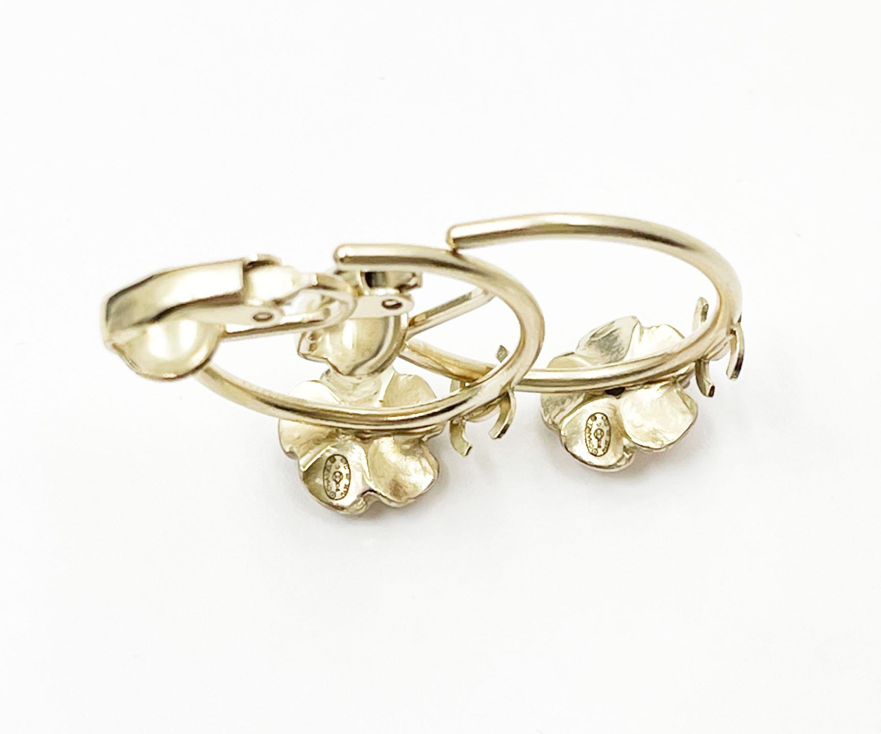 Chanel Gold CC Rosa Blume Reifen Clip auf Ohrringe  im Angebot 1