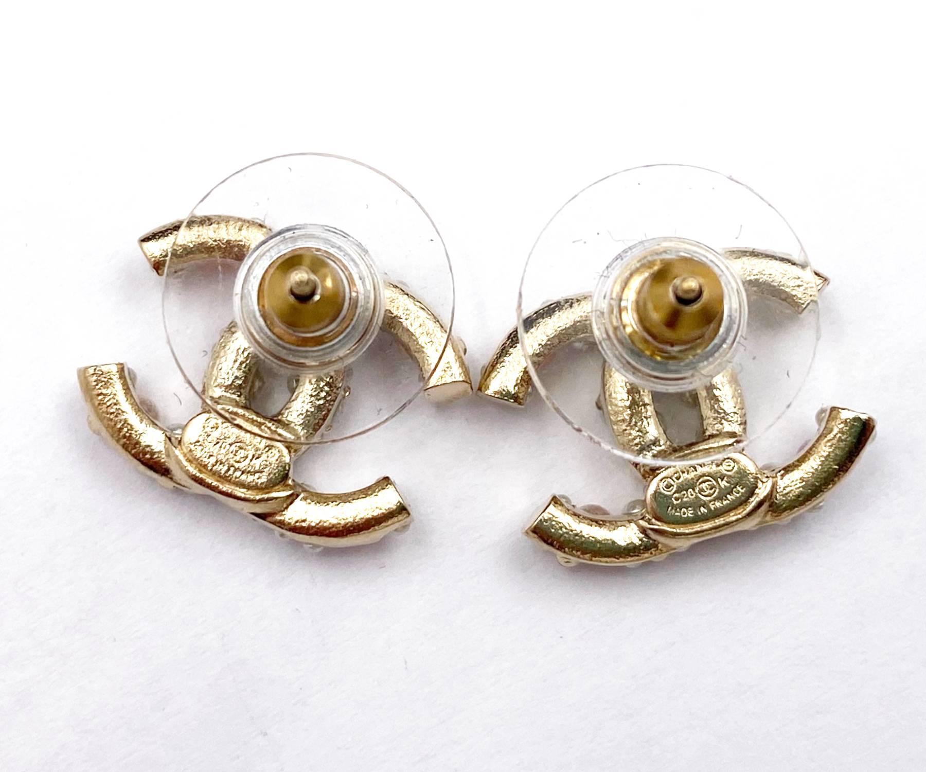 Chanel Gold CC Rosa Perle Kristall Piercing Ohrringe im Zustand „Hervorragend“ in Pasadena, CA
