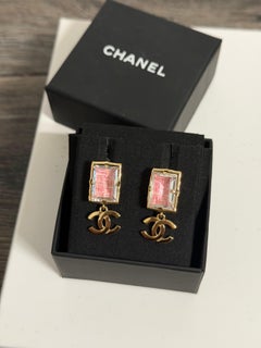 Orecchini pendenti CHANEL in tweed rosa CC dorato