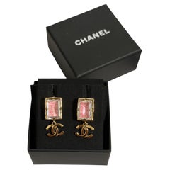 Orecchini pendenti CHANEL in tweed rosa CC dorato