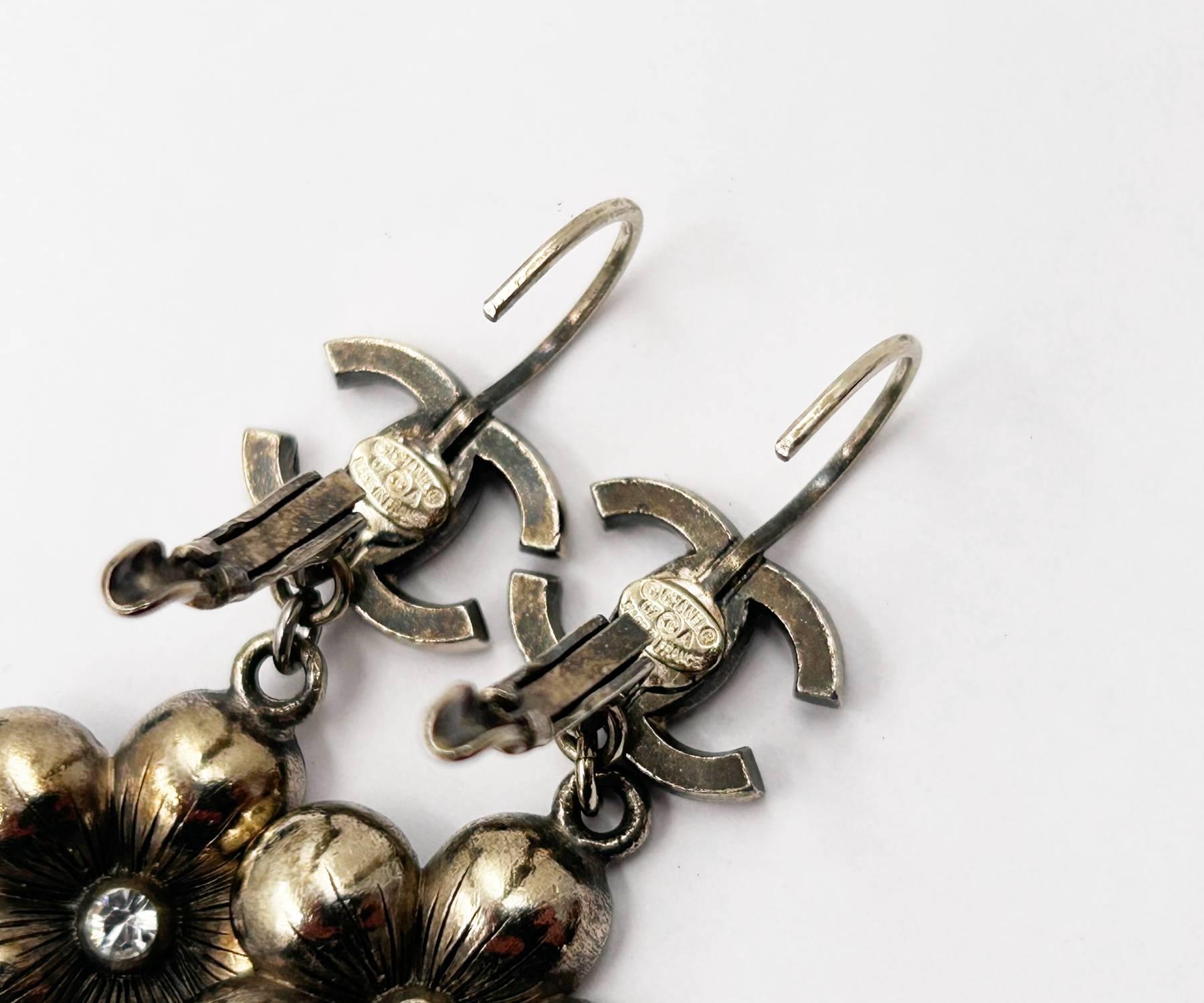 Chanel Gold CC Lila Blume Klappbrisur-Ohrringe mit durchbrochenem Rücken  (Kunsthandwerker*in) im Angebot