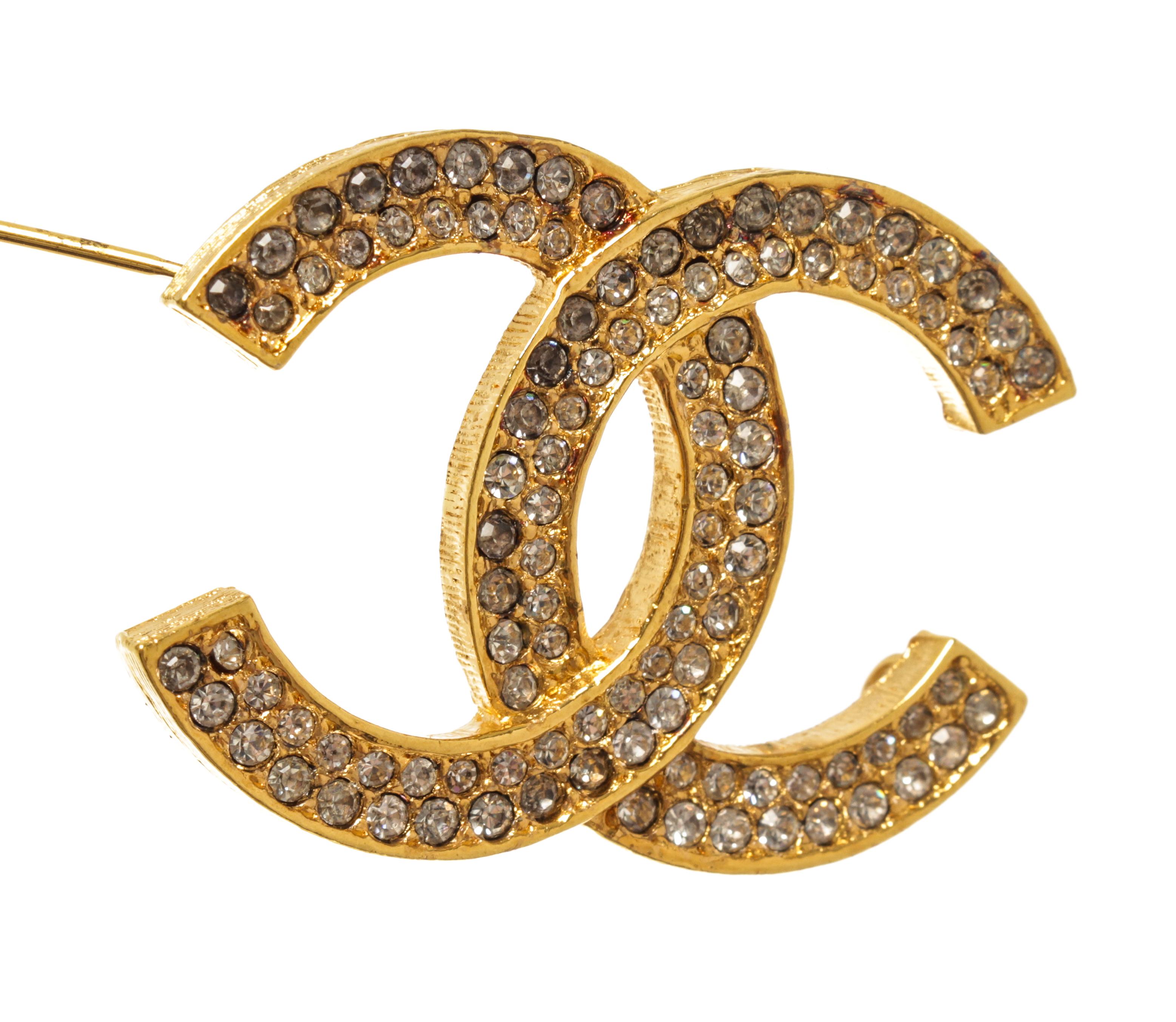 Chanel gold CC rhinestone brooch with gold-tone hardware, CC logo with rhinestones, and pin closure.

770072MSC