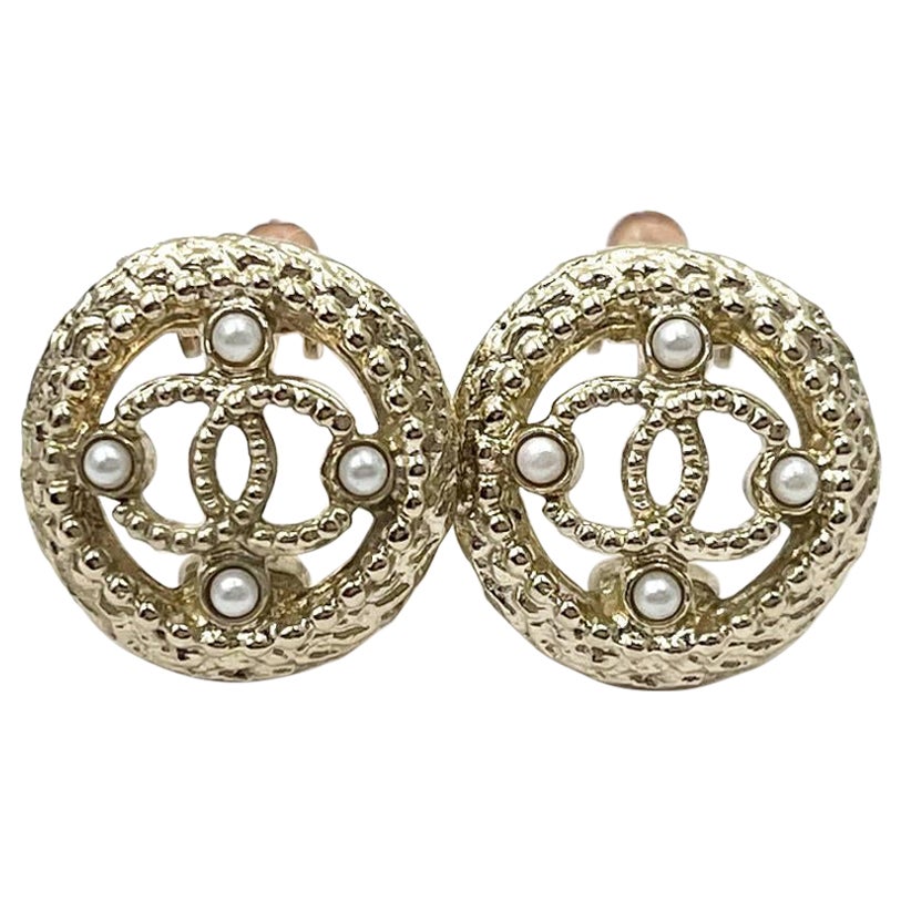 Orecchini a clip con perle tonde Chanel Gold CC