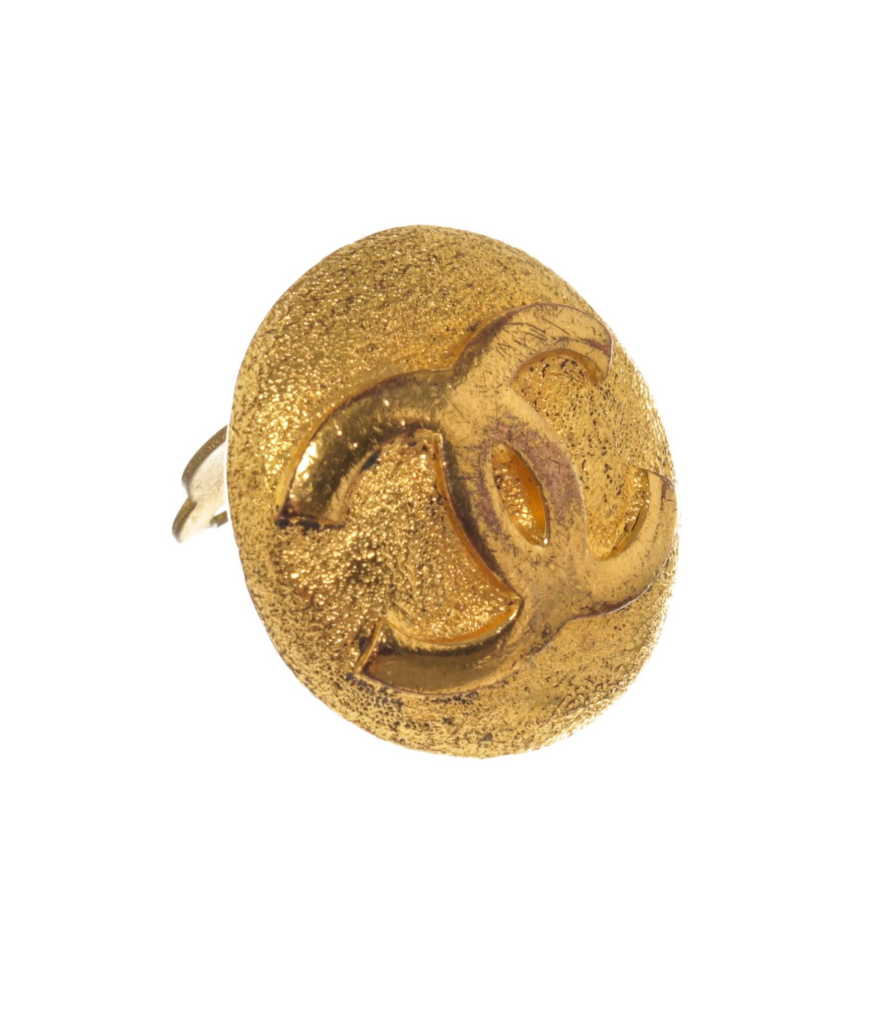 Chanel Gold CC Ohrringe mit rundem Logo (Moderne) im Angebot