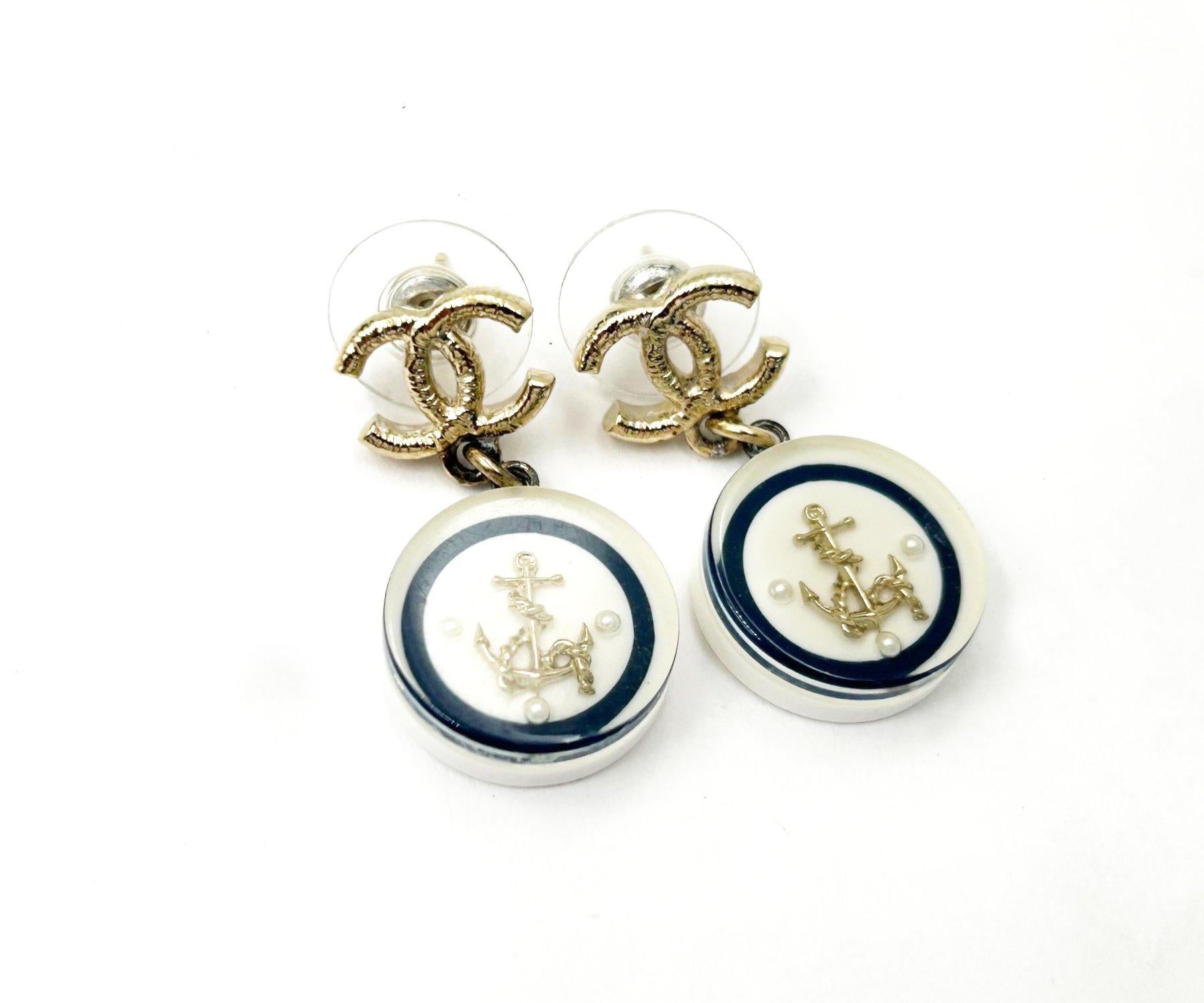 Chanel Gold CC Sailing Dangle Piercing Earrings In Excellent Condition For Sale In Pasadena, CA